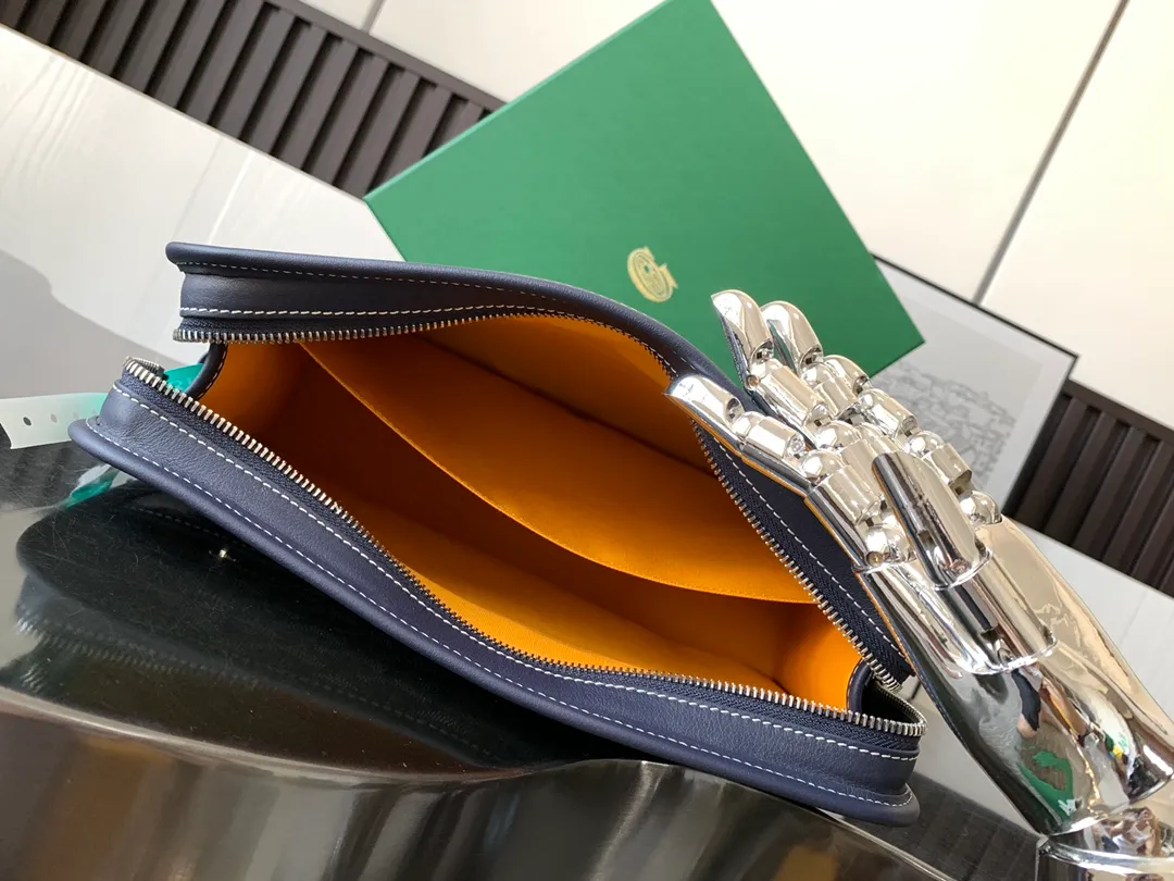 The P980 Jouvence Large Toiletries Bag is designed to be very practical, allowing the contents to be placed upright to avoid any spillage of liquids. Its waterproof cotton lining is easy to clean and you can hang it anywhere with its exterior hanging loop.   23 cm x 7.5 cm x 29.5 cm 🔎020206-Dark Blue