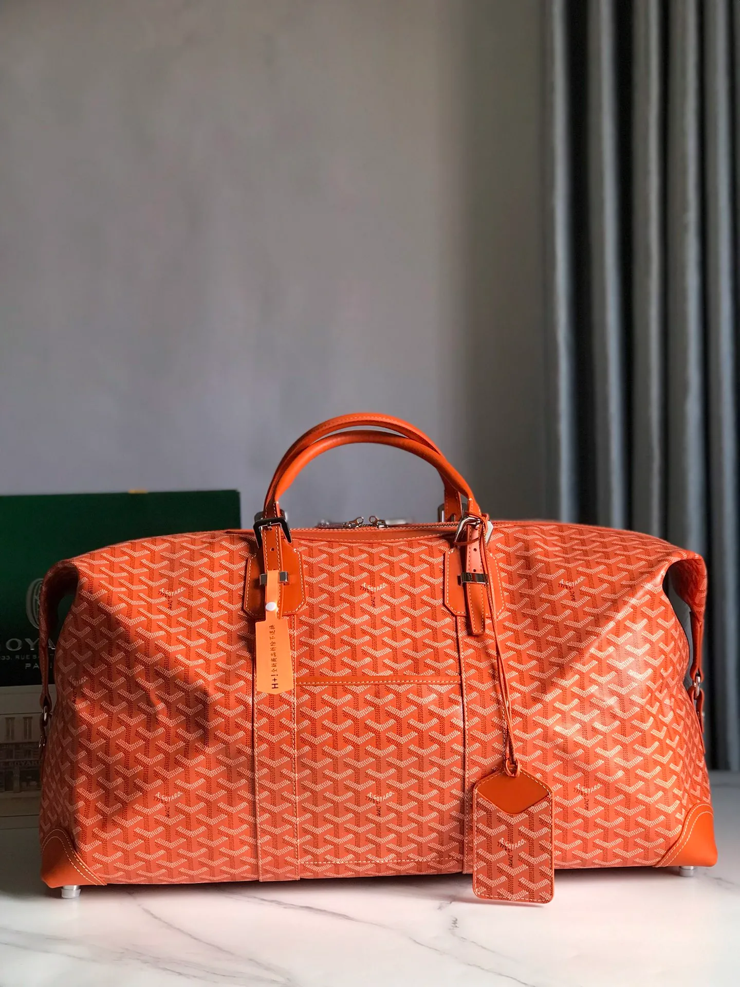 1250💝Boeing travel bag (length 55cm) is very suitable for friends who carry many items. It can be used in the cabin or as a luggage bag. The extra large capacity can hold all kinds of winter clothes, shoes, cosmetic bags... The handles made of first-layer cowhide ensure comfort when carrying, and the length is adjustable. Opening the side wings on both sides of the opening can increase the capacity. (Delivery tag) Size: 55cm x 32cm x 22cm 🔎020156