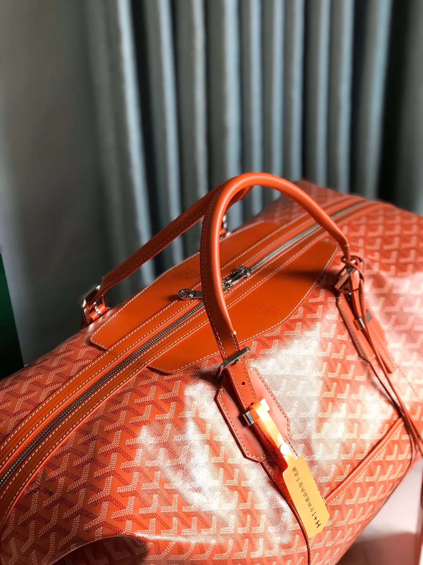 1250💝Boeing travel bag (length 55cm) is very suitable for friends who carry many items. It can be used in the cabin or as a luggage bag. The extra large capacity can hold all kinds of winter clothes, shoes, cosmetic bags... The handles made of first-layer cowhide ensure comfort when carrying, and the length is adjustable. Opening the side wings on both sides of the opening can increase the capacity. (Delivery tag) Size: 55cm x 32cm x 22cm 🔎020156