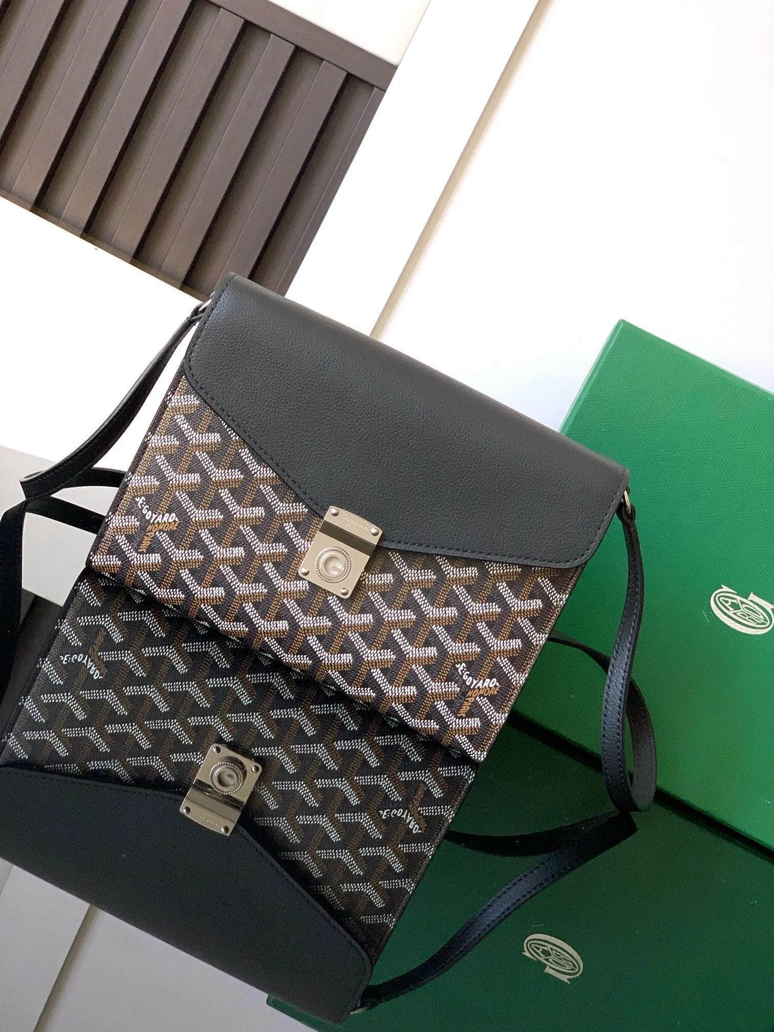 The design of the P1060 Chypre crossbody bag has the characteristics of a wallet and the concept of a handbag, which is both clever and practical. The bag has 6 card slots and a detachable and adjustable leather shoulder strap that can be worn on the shoulder, cross-body or hand-carried.  21 cm x 4 cm x 16 cm 🔎8063-Black