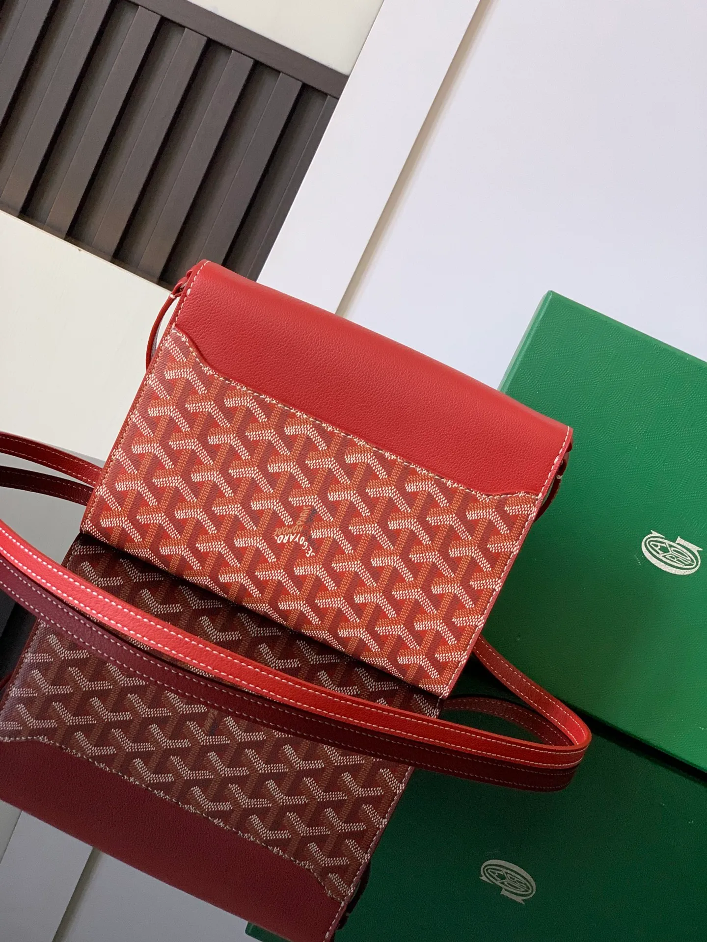 The design of the P1260 Chypre crossbody bag has the characteristics of a wallet and the concept of a handbag, which is both clever and practical. The bag has 6 card slots and a detachable and adjustable leather shoulder strap that can be worn on the shoulder, cross-body or hand-carried. 21 cm x 4 cm x 16 cm 🔎8063-Red