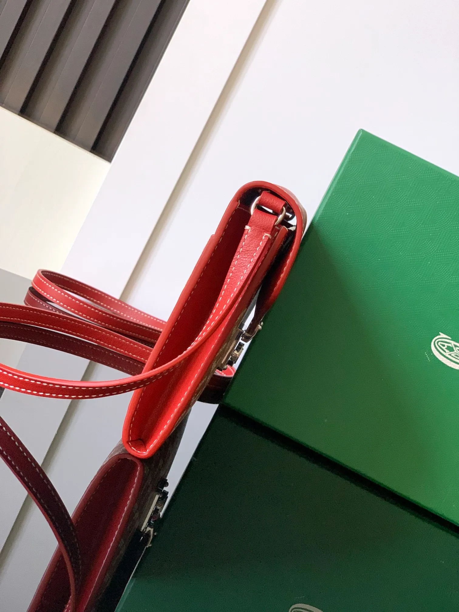 The design of the P1260 Chypre crossbody bag has the characteristics of a wallet and the concept of a handbag, which is both clever and practical. The bag has 6 card slots and a detachable and adjustable leather shoulder strap that can be worn on the shoulder, cross-body or hand-carried. 21 cm x 4 cm x 16 cm 🔎8063-Red