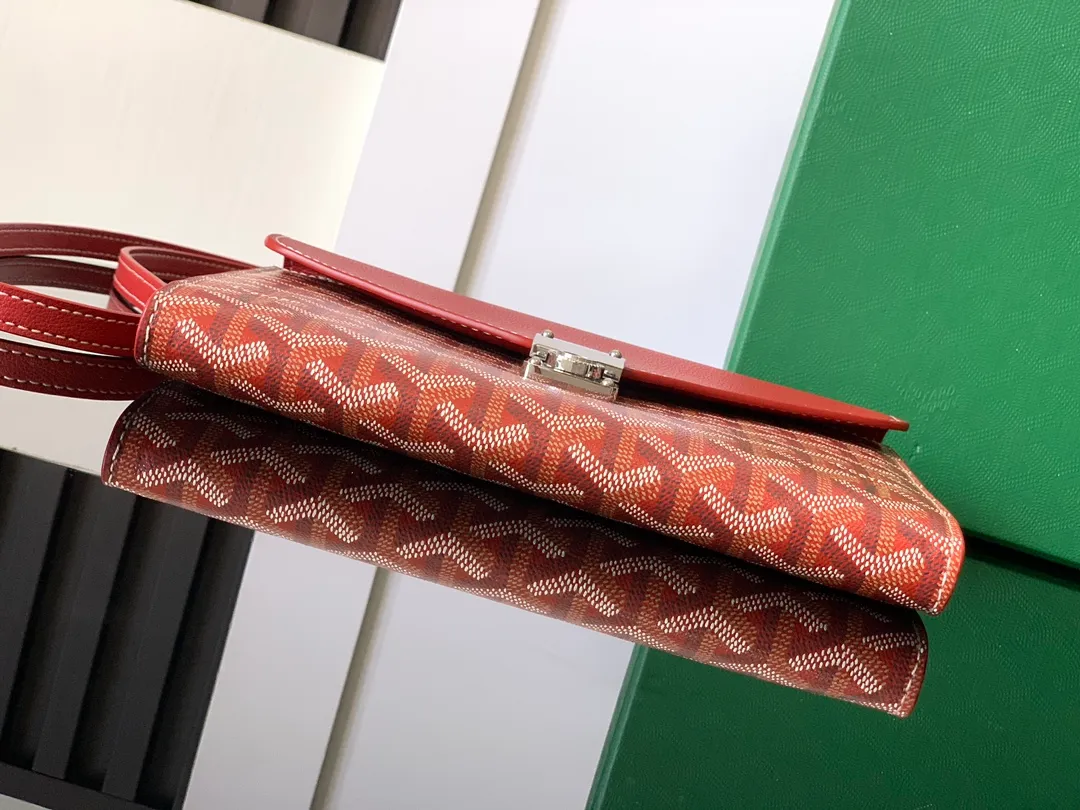 The design of the P1260 Chypre crossbody bag has the characteristics of a wallet and the concept of a handbag, which is both clever and practical. The bag has 6 card slots and a detachable and adjustable leather shoulder strap that can be worn on the shoulder, cross-body or hand-carried. 21 cm x 4 cm x 16 cm 🔎8063-Red