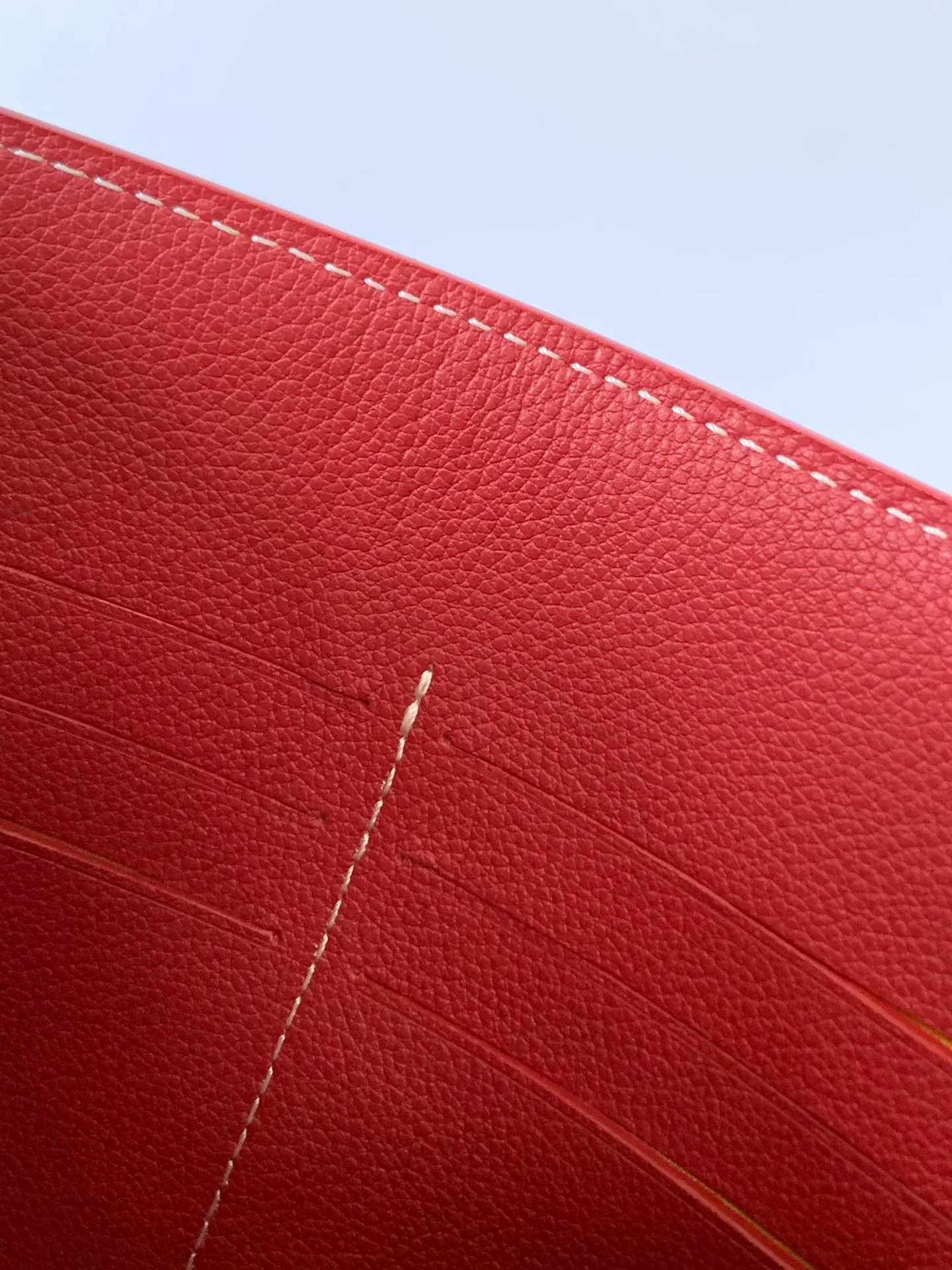 The design of the P1260 Chypre crossbody bag has the characteristics of a wallet and the concept of a handbag, which is both clever and practical. The bag has 6 card slots and a detachable and adjustable leather shoulder strap that can be worn on the shoulder, cross-body or hand-carried. 21 cm x 4 cm x 16 cm 🔎8063-Red