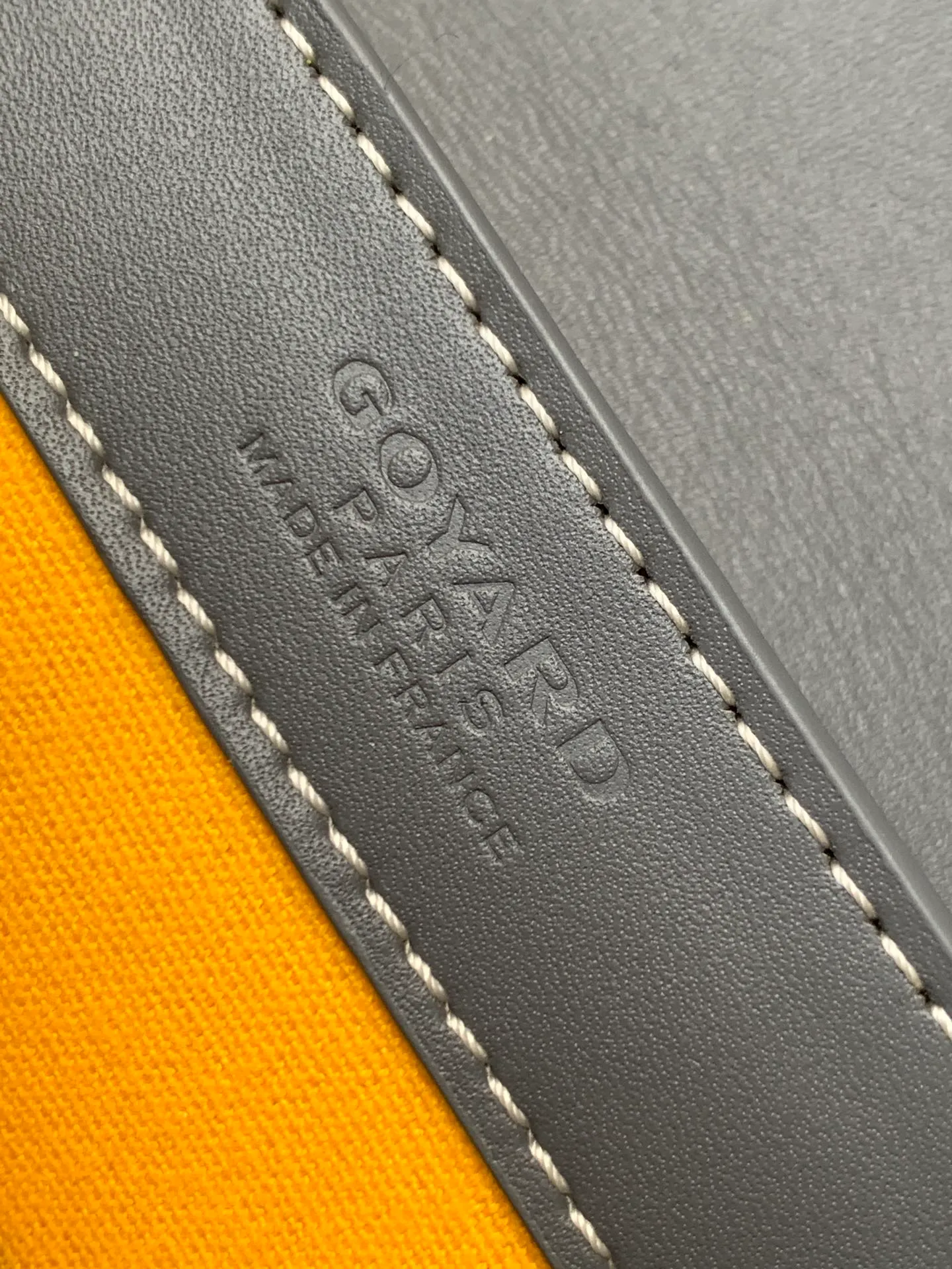 The P1700 original Saïgon bag is one of the signature pieces of the House of Goyard, embodying all the characteristic elements of the brand's boxmaking craftsmanship, such as wood, strips, leather corners and box-making nails. The Saigon Small Bag features a structured design and a removable shoulder strap for a chic and elegant look.  20 cm x 12 cm x 28 cm 🔎LAR 020186-Grey
