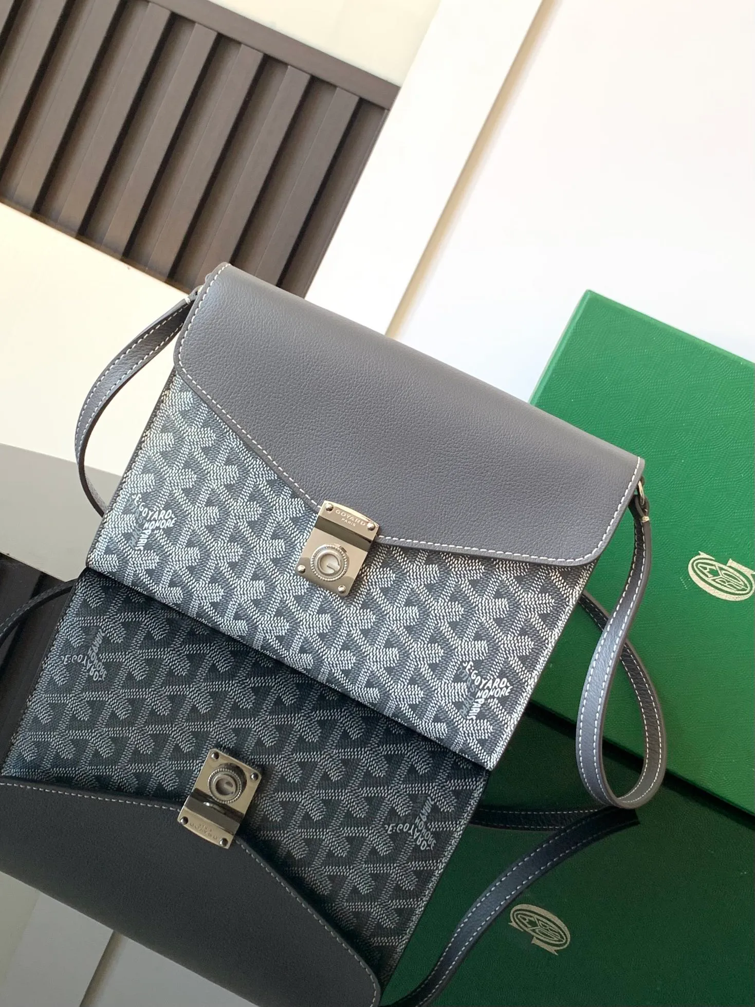 The design of the P1260 Chypre crossbody bag has the characteristics of a wallet and the concept of a handbag, which is both clever and practical. The bag has 6 card slots and a detachable and adjustable leather shoulder strap that can be worn on the shoulder, cross-body or hand-carried.  21 cm x 4 cm x 16 cm 🔎8063-grey