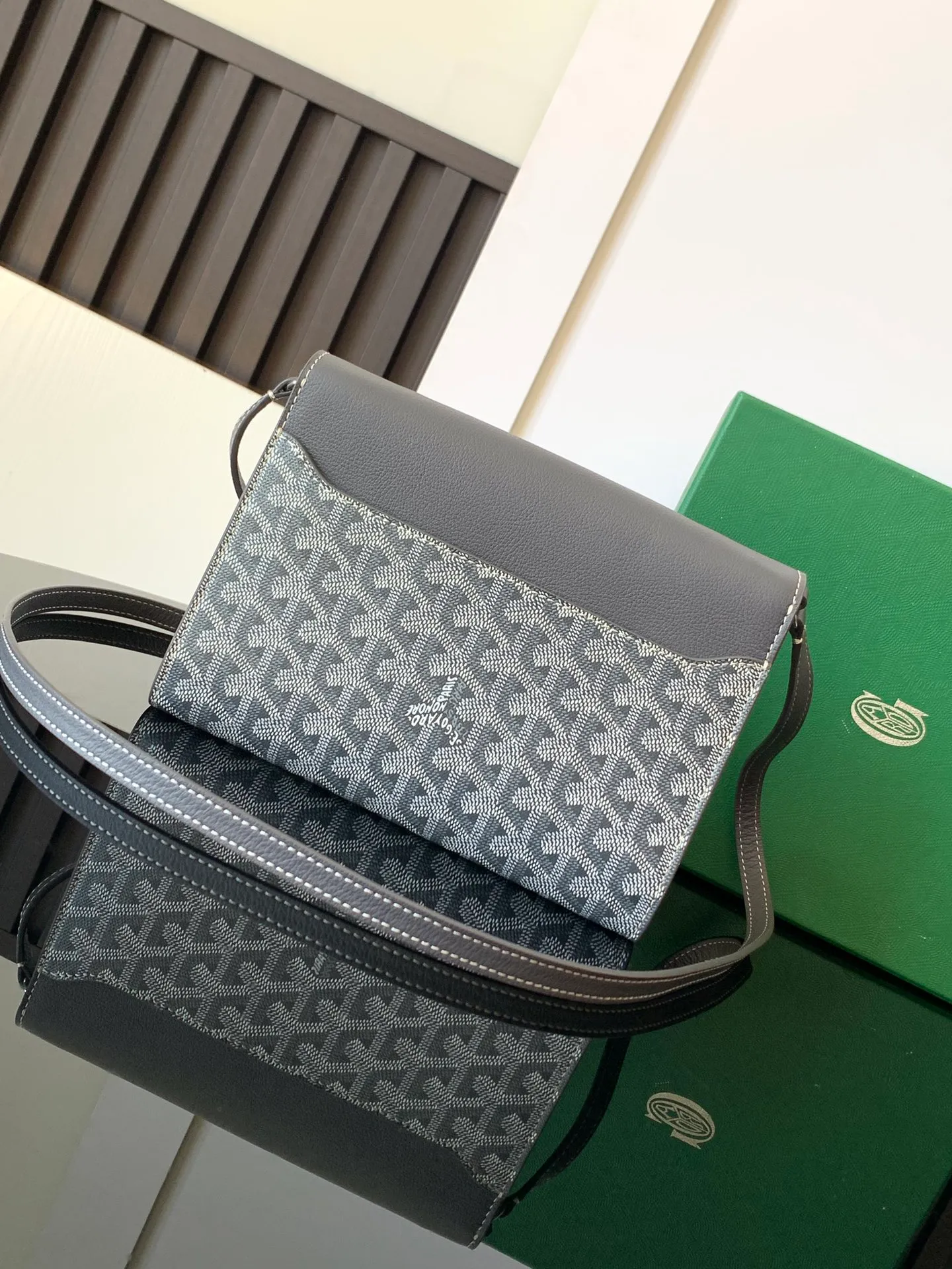 The design of the P1260 Chypre crossbody bag has the characteristics of a wallet and the concept of a handbag, which is both clever and practical. The bag has 6 card slots and a detachable and adjustable leather shoulder strap that can be worn on the shoulder, cross-body or hand-carried.  21 cm x 4 cm x 16 cm 🔎8063-grey