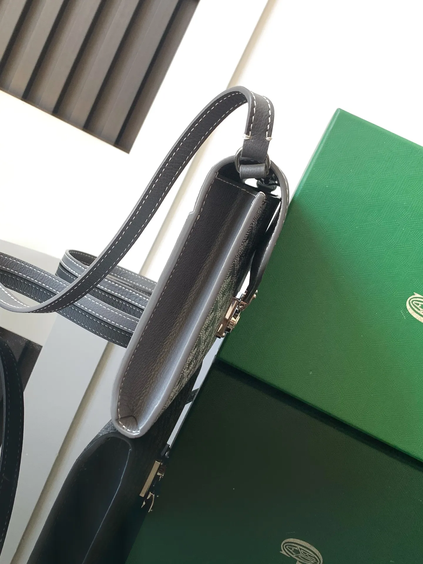 The design of the P1260 Chypre crossbody bag has the characteristics of a wallet and the concept of a handbag, which is both clever and practical. The bag has 6 card slots and a detachable and adjustable leather shoulder strap that can be worn on the shoulder, cross-body or hand-carried.  21 cm x 4 cm x 16 cm 🔎8063-grey