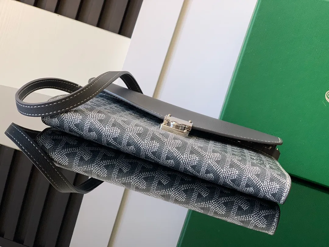 The design of the P1260 Chypre crossbody bag has the characteristics of a wallet and the concept of a handbag, which is both clever and practical. The bag has 6 card slots and a detachable and adjustable leather shoulder strap that can be worn on the shoulder, cross-body or hand-carried.  21 cm x 4 cm x 16 cm 🔎8063-grey
