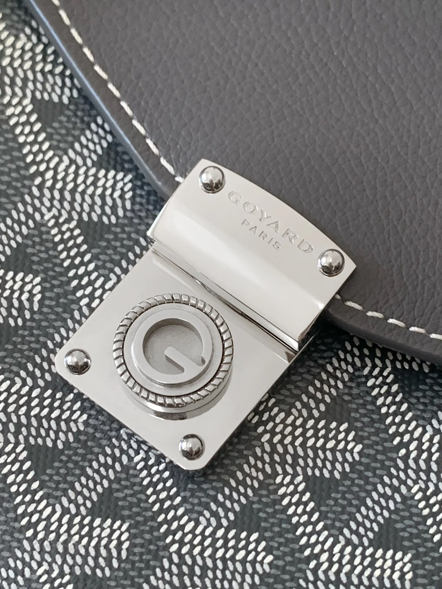 The design of the P1260 Chypre crossbody bag has the characteristics of a wallet and the concept of a handbag, which is both clever and practical. The bag has 6 card slots and a detachable and adjustable leather shoulder strap that can be worn on the shoulder, cross-body or hand-carried.  21 cm x 4 cm x 16 cm 🔎8063-grey