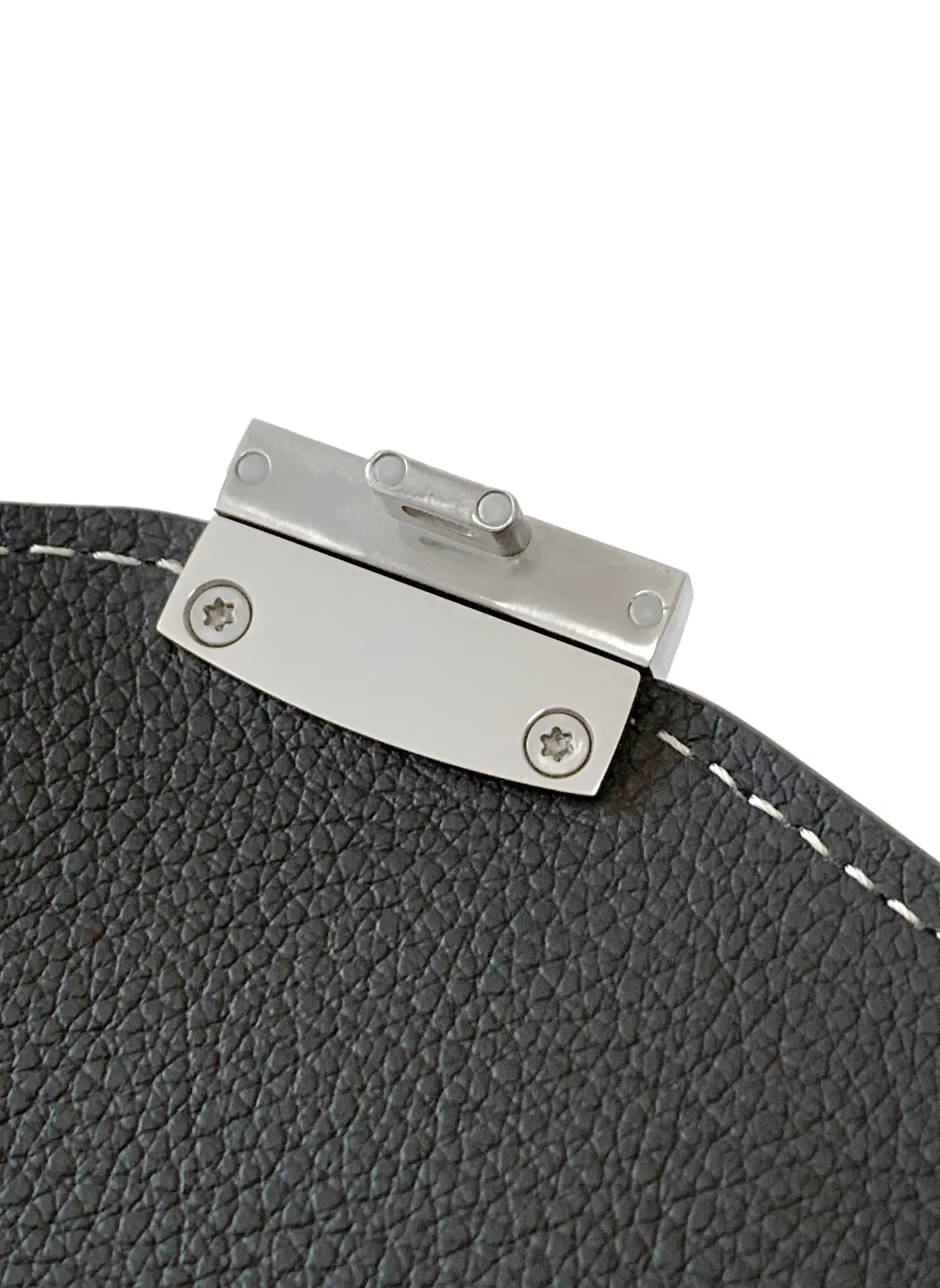 The design of the P1260 Chypre crossbody bag has the characteristics of a wallet and the concept of a handbag, which is both clever and practical. The bag has 6 card slots and a detachable and adjustable leather shoulder strap that can be worn on the shoulder, cross-body or hand-carried.  21 cm x 4 cm x 16 cm 🔎8063-grey