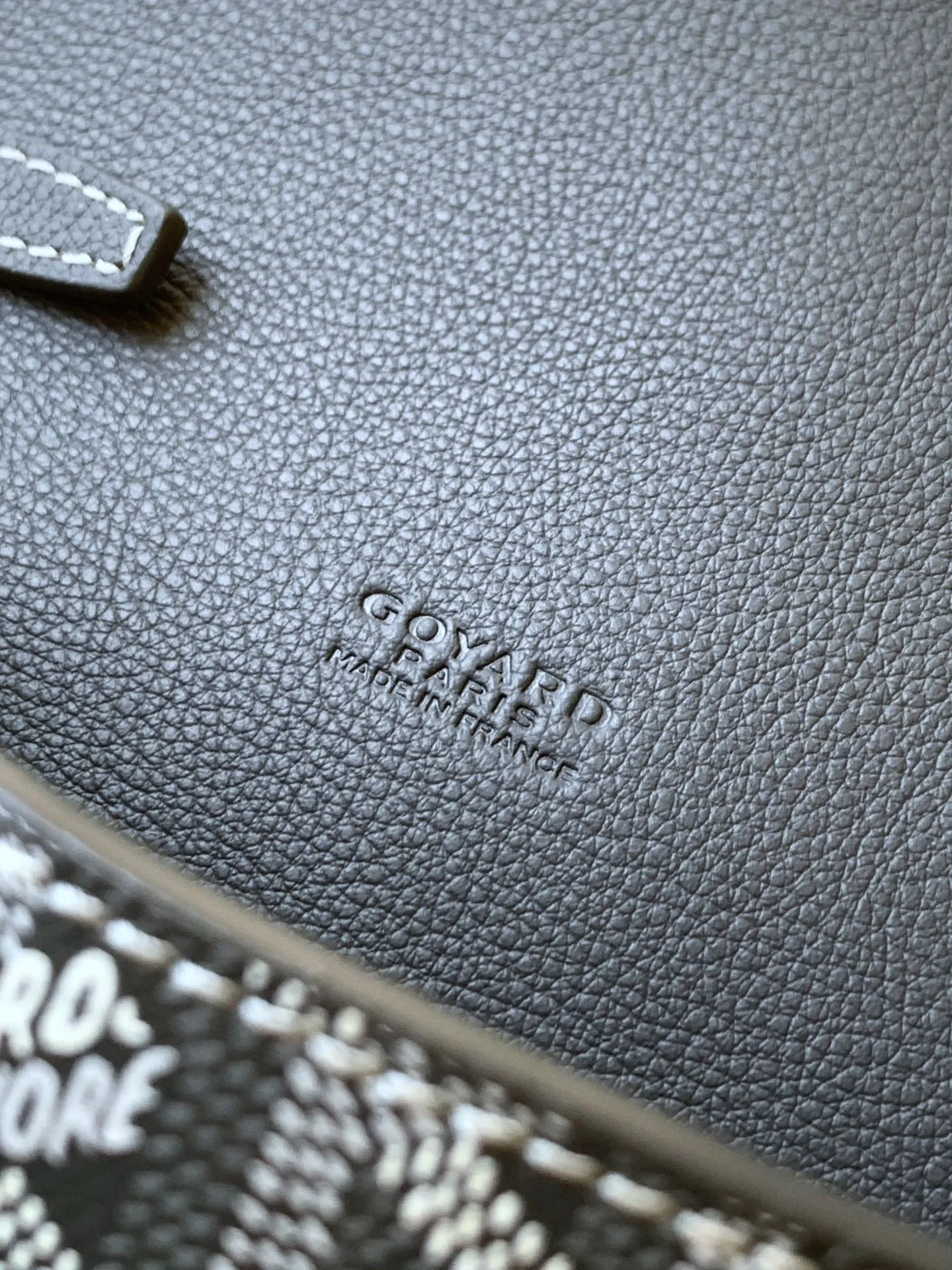 The design of the P1260 Chypre crossbody bag has the characteristics of a wallet and the concept of a handbag, which is both clever and practical. The bag has 6 card slots and a detachable and adjustable leather shoulder strap that can be worn on the shoulder, cross-body or hand-carried.  21 cm x 4 cm x 16 cm 🔎8063-grey