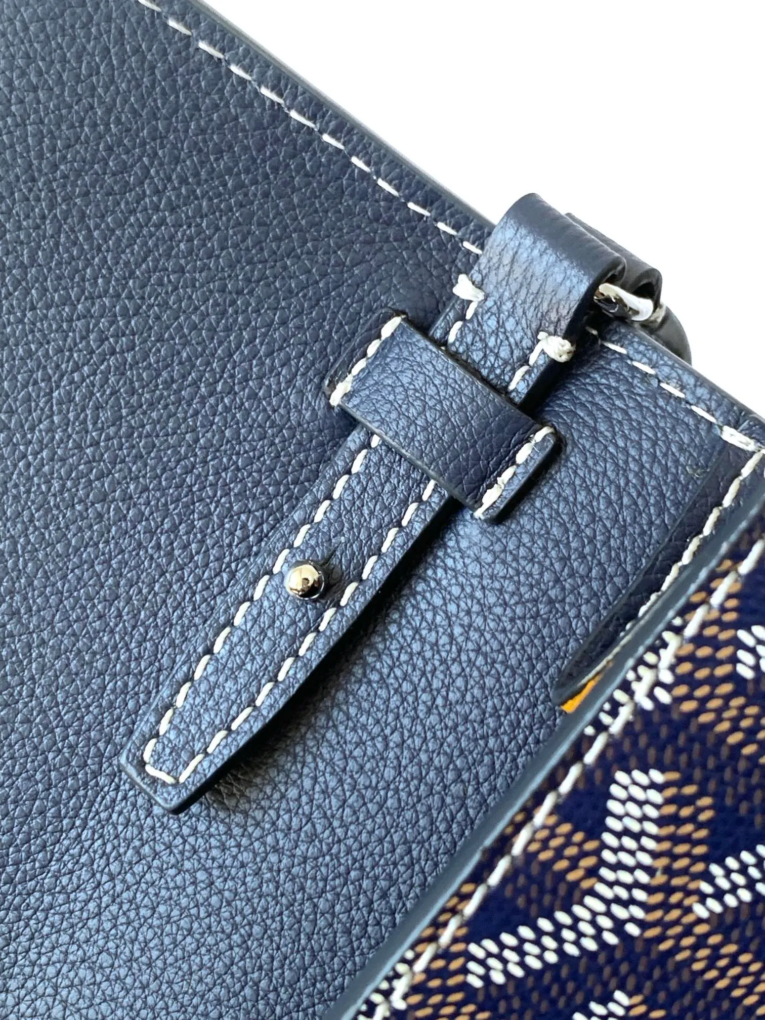 The design of the P1260 Chypre crossbody bag has the characteristics of a wallet and the concept of a handbag, which is both clever and practical. The bag has 6 card slots and a detachable and adjustable leather shoulder strap that can be worn on the shoulder, cross-body or hand-carried.  21 cm x 4 cm x 16 cm 🔎8063-Dark Blue