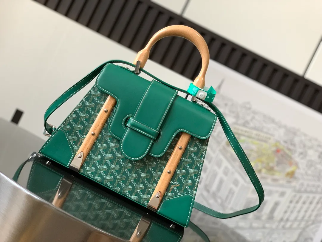 P1700 original. The Saïgon bag is one of the iconic items of the House of Goyard, embodying all the characteristic elements of the brand's box-making craftsmanship, such as wood, strips, leather corners and box-making nails. The Saigon Small Bag features a structured design and a removable shoulder strap for a chic and elegant look.  20 cm x 12 cm x 28 cm 🔎LAR 020186-Green