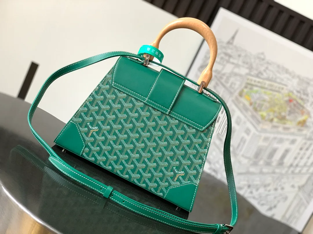 P1700 original. The Saïgon bag is one of the iconic items of the House of Goyard, embodying all the characteristic elements of the brand's box-making craftsmanship, such as wood, strips, leather corners and box-making nails. The Saigon Small Bag features a structured design and a removable shoulder strap for a chic and elegant look.  20 cm x 12 cm x 28 cm 🔎LAR 020186-Green