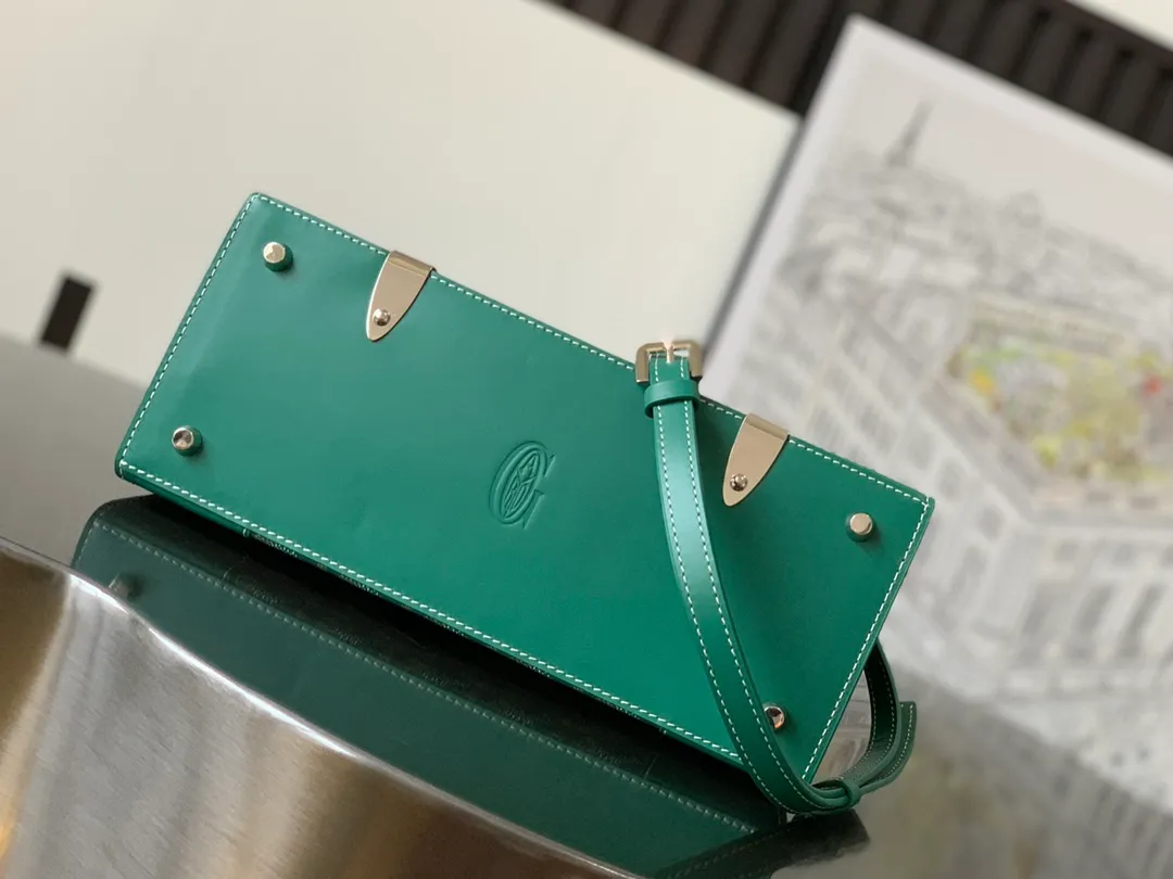 P1700 original. The Saïgon bag is one of the iconic items of the House of Goyard, embodying all the characteristic elements of the brand's box-making craftsmanship, such as wood, strips, leather corners and box-making nails. The Saigon Small Bag features a structured design and a removable shoulder strap for a chic and elegant look.  20 cm x 12 cm x 28 cm 🔎LAR 020186-Green
