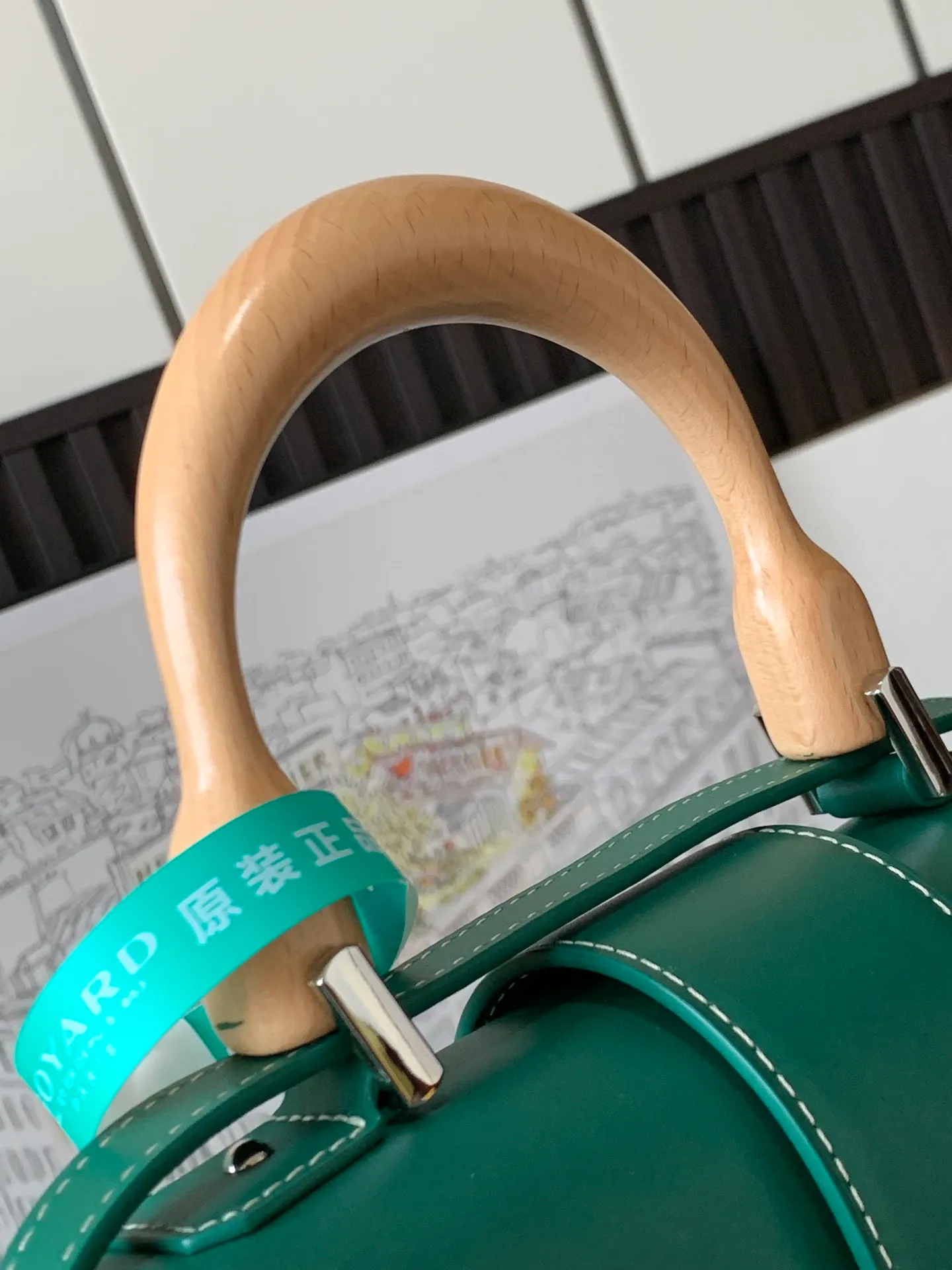 P1700 original. The Saïgon bag is one of the iconic items of the House of Goyard, embodying all the characteristic elements of the brand's box-making craftsmanship, such as wood, strips, leather corners and box-making nails. The Saigon Small Bag features a structured design and a removable shoulder strap for a chic and elegant look.  20 cm x 12 cm x 28 cm 🔎LAR 020186-Green