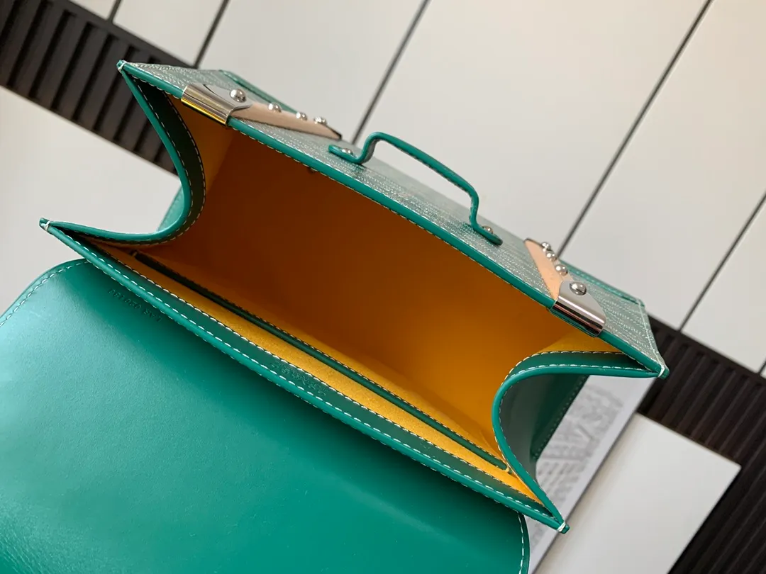 P1700 original. The Saïgon bag is one of the iconic items of the House of Goyard, embodying all the characteristic elements of the brand's box-making craftsmanship, such as wood, strips, leather corners and box-making nails. The Saigon Small Bag features a structured design and a removable shoulder strap for a chic and elegant look.  20 cm x 12 cm x 28 cm 🔎LAR 020186-Green