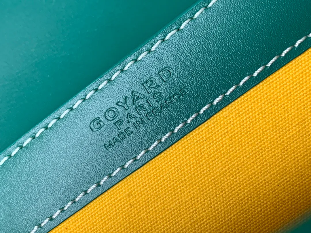 P1700 original. The Saïgon bag is one of the iconic items of the House of Goyard, embodying all the characteristic elements of the brand's box-making craftsmanship, such as wood, strips, leather corners and box-making nails. The Saigon Small Bag features a structured design and a removable shoulder strap for a chic and elegant look.  20 cm x 12 cm x 28 cm 🔎LAR 020186-Green
