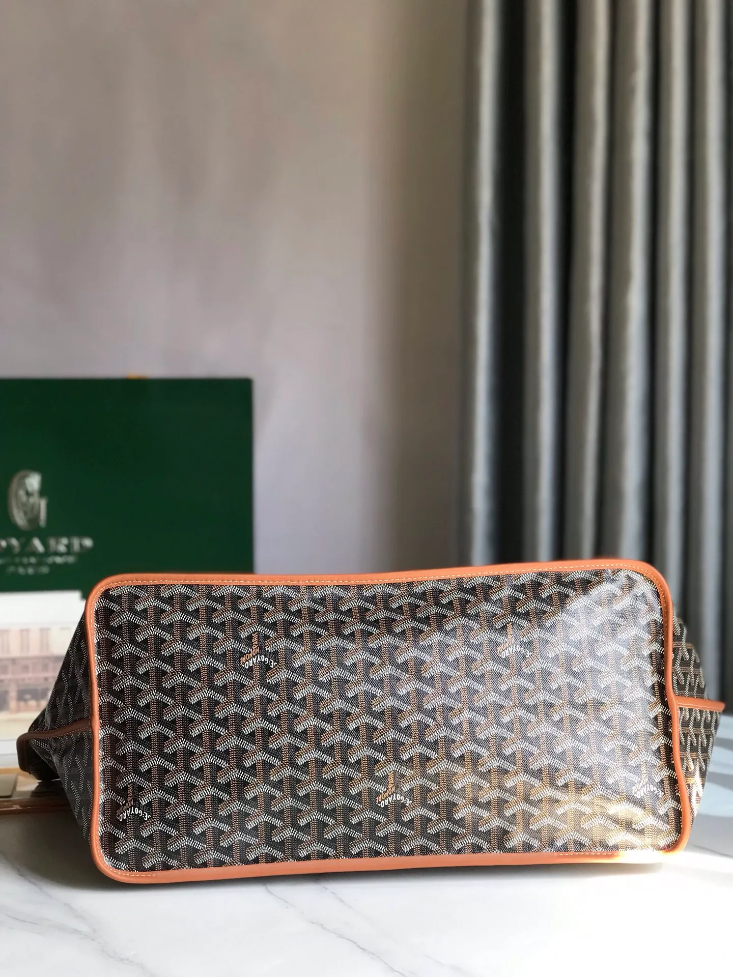 P1500 large size ❤️Reversible Anjou double-sided tote large size ❤️Made of imported matching top-layer calfskin🐂➕Customized Goyardine rain dew cotton and linen➕matching symmetrical pattern😘 Full of high-end sense, any color will look good on the upper body, versatile, unisex.👏 Extra large built-in space, delivery coin purse, upgraded delivery bag with sealing clip, classic 11 colors 🎨black, brown, gray, green, dark blue, light blue, orange, red, burgundy, white, yellow, etc. to choose from! Size: Bag mouth 57cm, bottom 39*height 32*bottom width 19cm 🔎020166