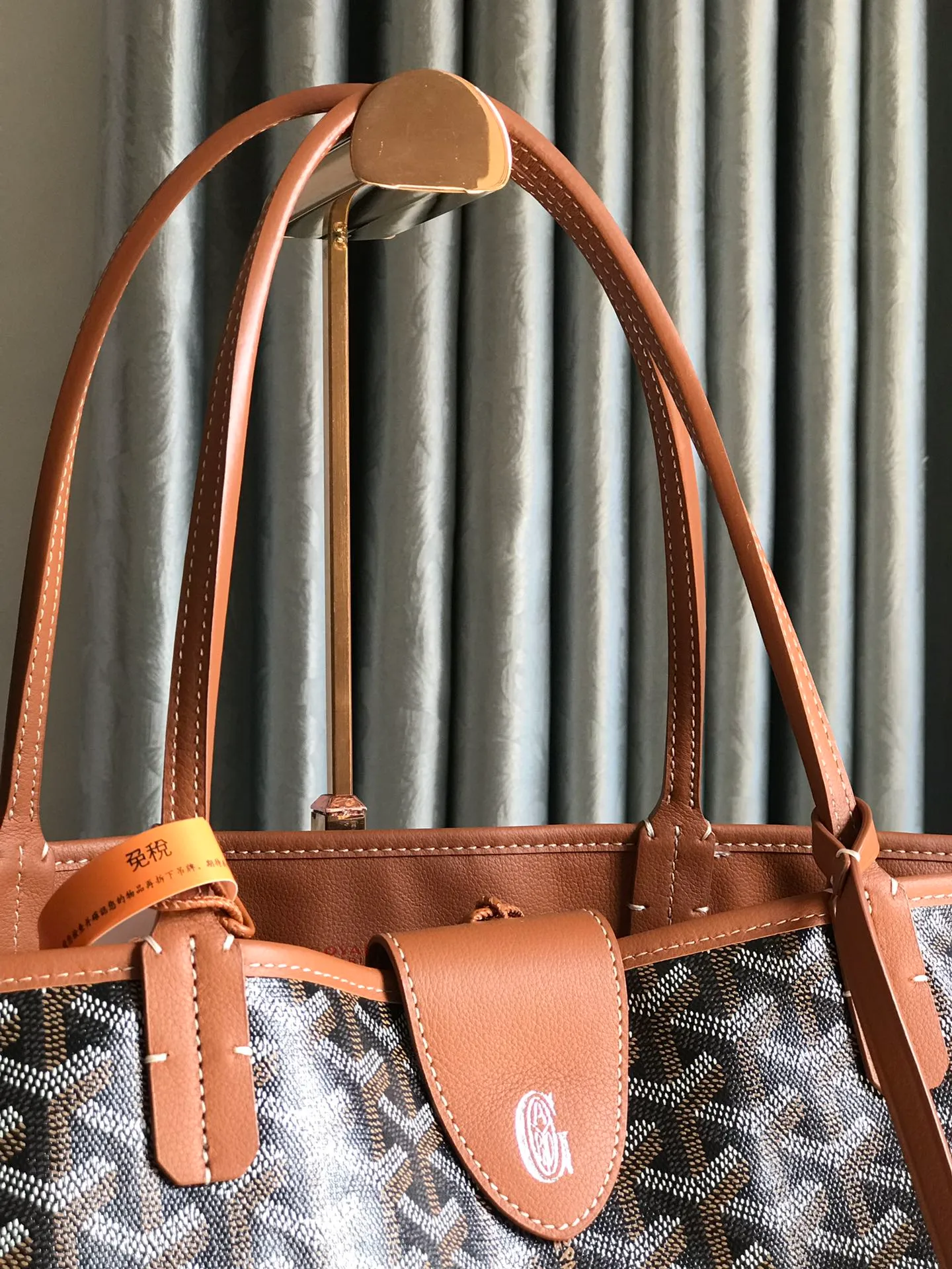 P1500 large size ❤️Reversible Anjou double-sided tote large size ❤️Made of imported matching top-layer calfskin🐂➕Customized Goyardine rain dew cotton and linen➕matching symmetrical pattern😘 Full of high-end sense, any color will look good on the upper body, versatile, unisex.👏 Extra large built-in space, delivery coin purse, upgraded delivery bag with sealing clip, classic 11 colors 🎨black, brown, gray, green, dark blue, light blue, orange, red, burgundy, white, yellow, etc. to choose from! Size: Bag mouth 57cm, bottom 39*height 32*bottom width 19cm 🔎020166