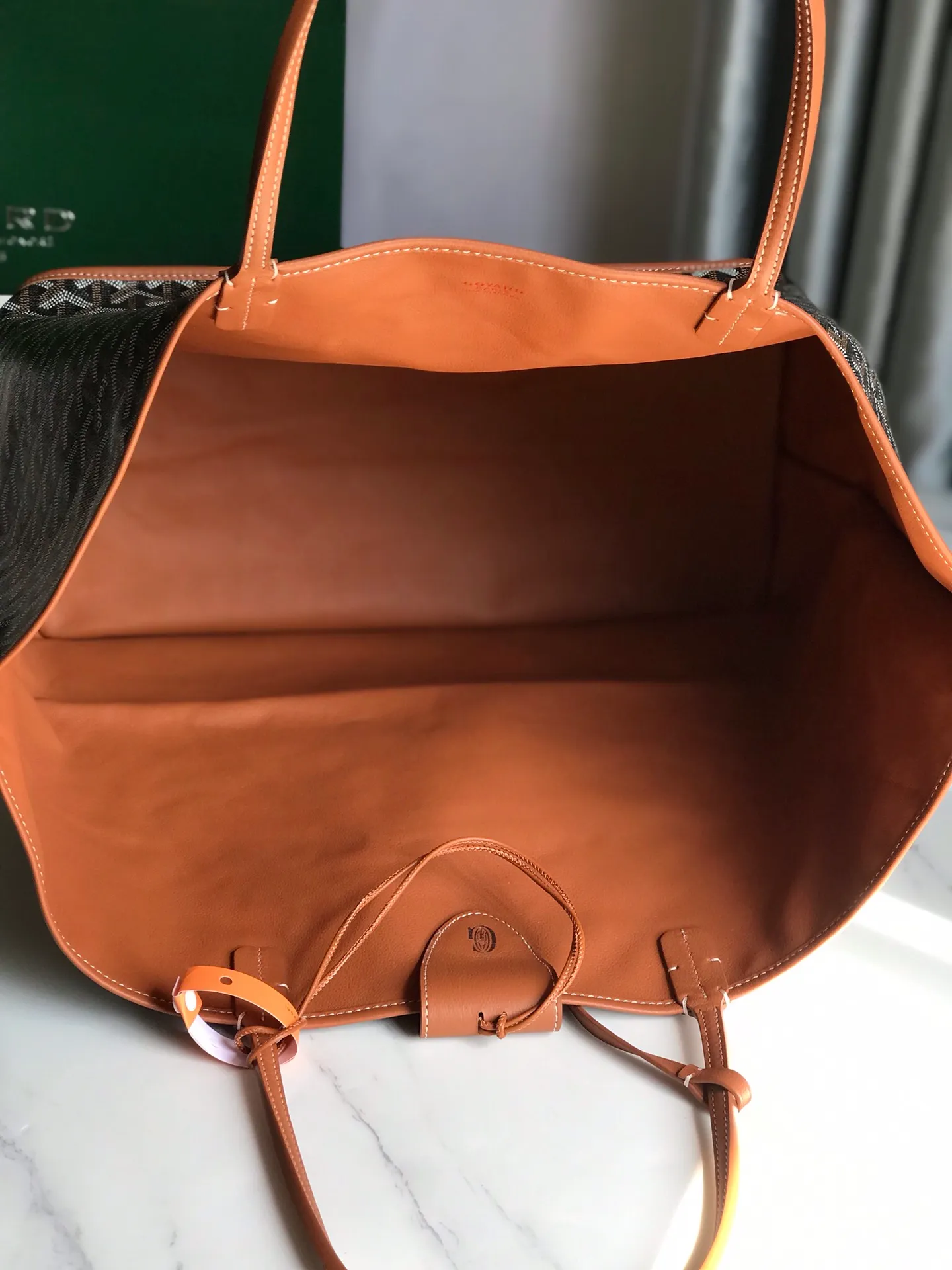 P1500 large size ❤️Reversible Anjou double-sided tote large size ❤️Made of imported matching top-layer calfskin🐂➕Customized Goyardine rain dew cotton and linen➕matching symmetrical pattern😘 Full of high-end sense, any color will look good on the upper body, versatile, unisex.👏 Extra large built-in space, delivery coin purse, upgraded delivery bag with sealing clip, classic 11 colors 🎨black, brown, gray, green, dark blue, light blue, orange, red, burgundy, white, yellow, etc. to choose from! Size: Bag mouth 57cm, bottom 39*height 32*bottom width 19cm 🔎020166