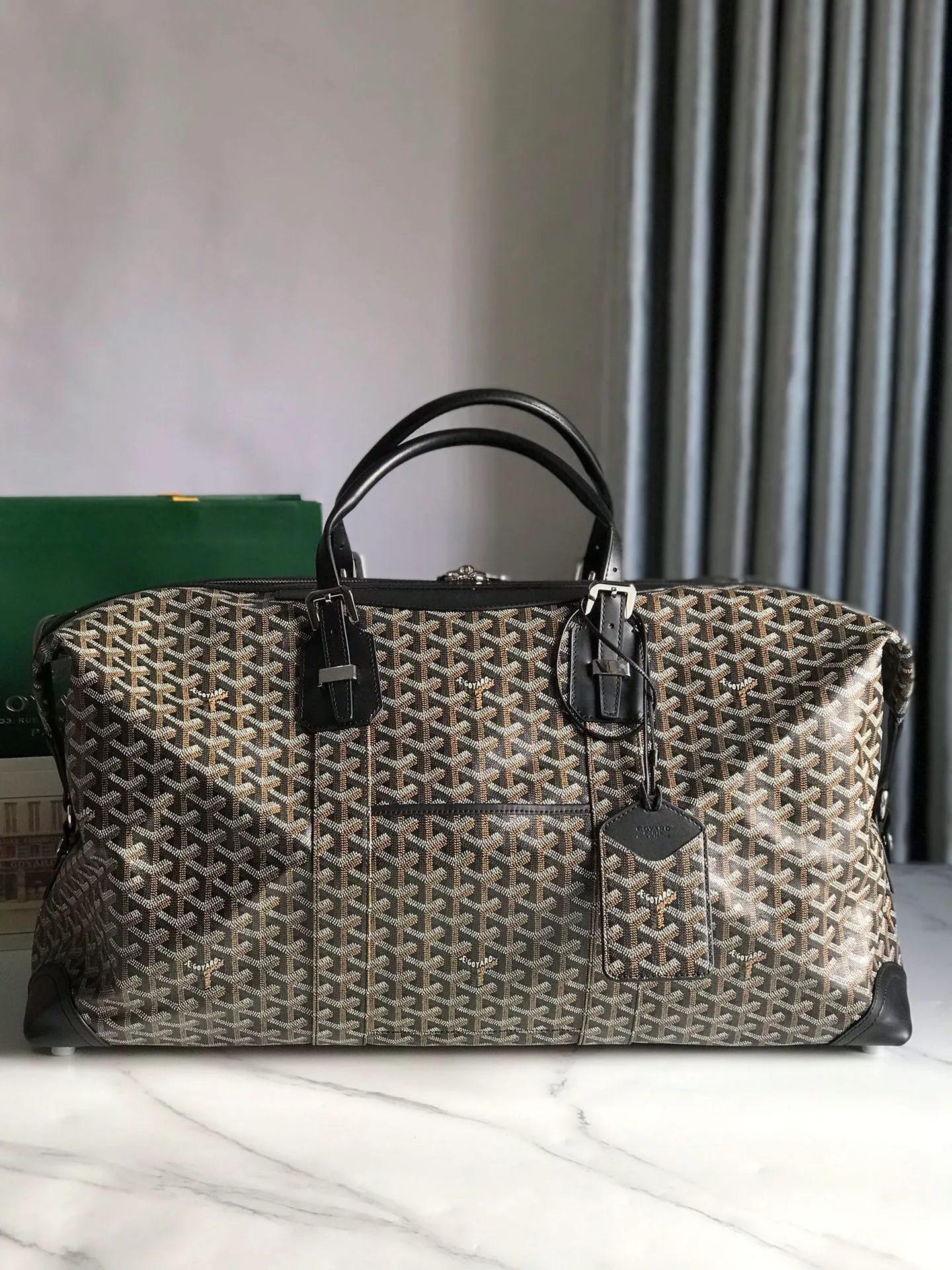 1250💝Boeing travel bag (length 55cm) is very suitable for friends who carry many items. It can be used in the cabin or as a luggage bag. The extra large capacity can hold all kinds of winter clothes, shoes, cosmetic bags... The handles made of first-layer cowhide ensure comfort when carrying, and the length is adjustable. Opening the side wings on both sides of the opening can increase the capacity. (Delivery tag) Size: 55cm x 32cm x 22cm 🔎020156