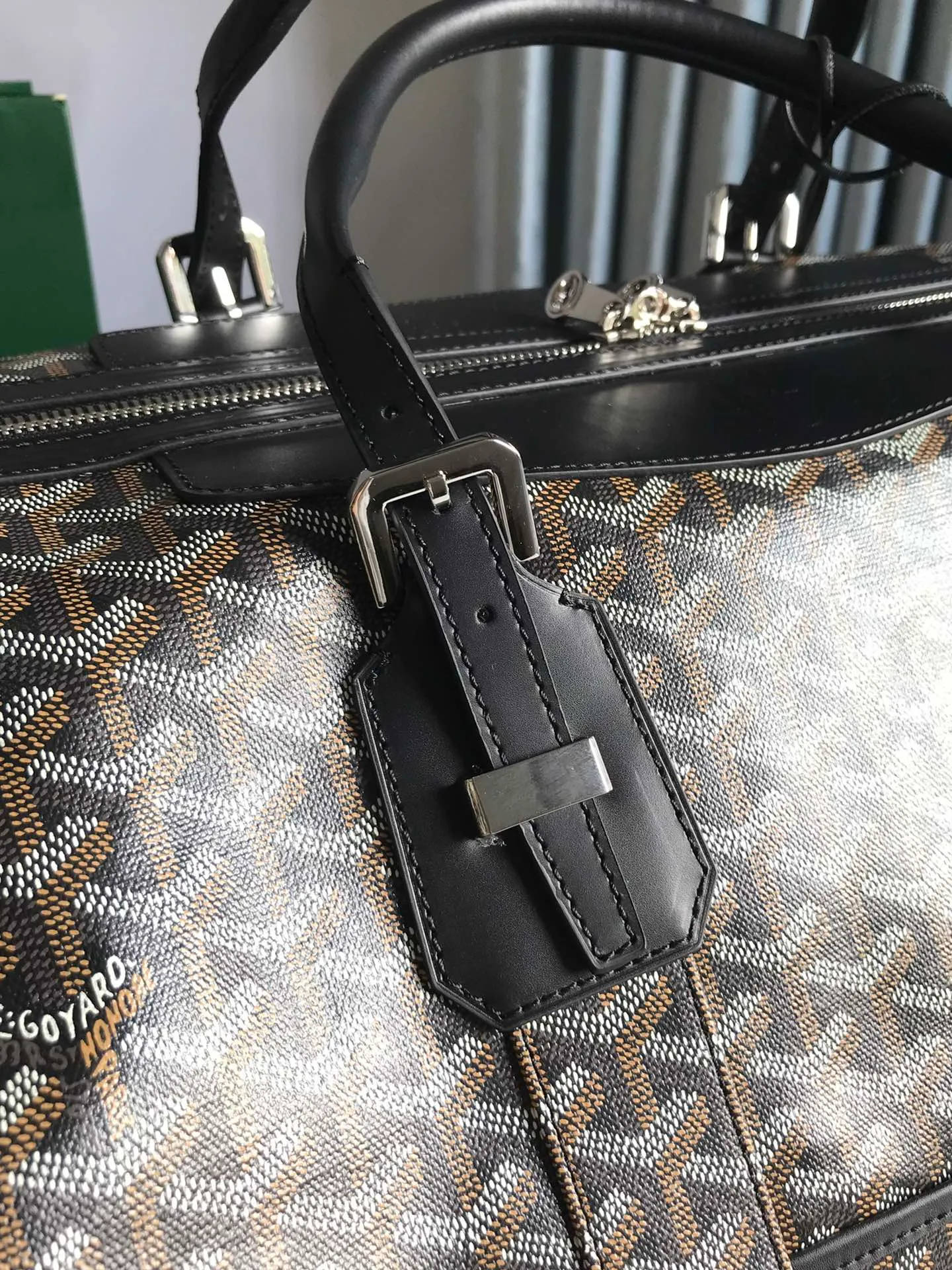 1250💝Boeing travel bag (length 55cm) is very suitable for friends who carry many items. It can be used in the cabin or as a luggage bag. The extra large capacity can hold all kinds of winter clothes, shoes, cosmetic bags... The handles made of first-layer cowhide ensure comfort when carrying, and the length is adjustable. Opening the side wings on both sides of the opening can increase the capacity. (Delivery tag) Size: 55cm x 32cm x 22cm 🔎020156