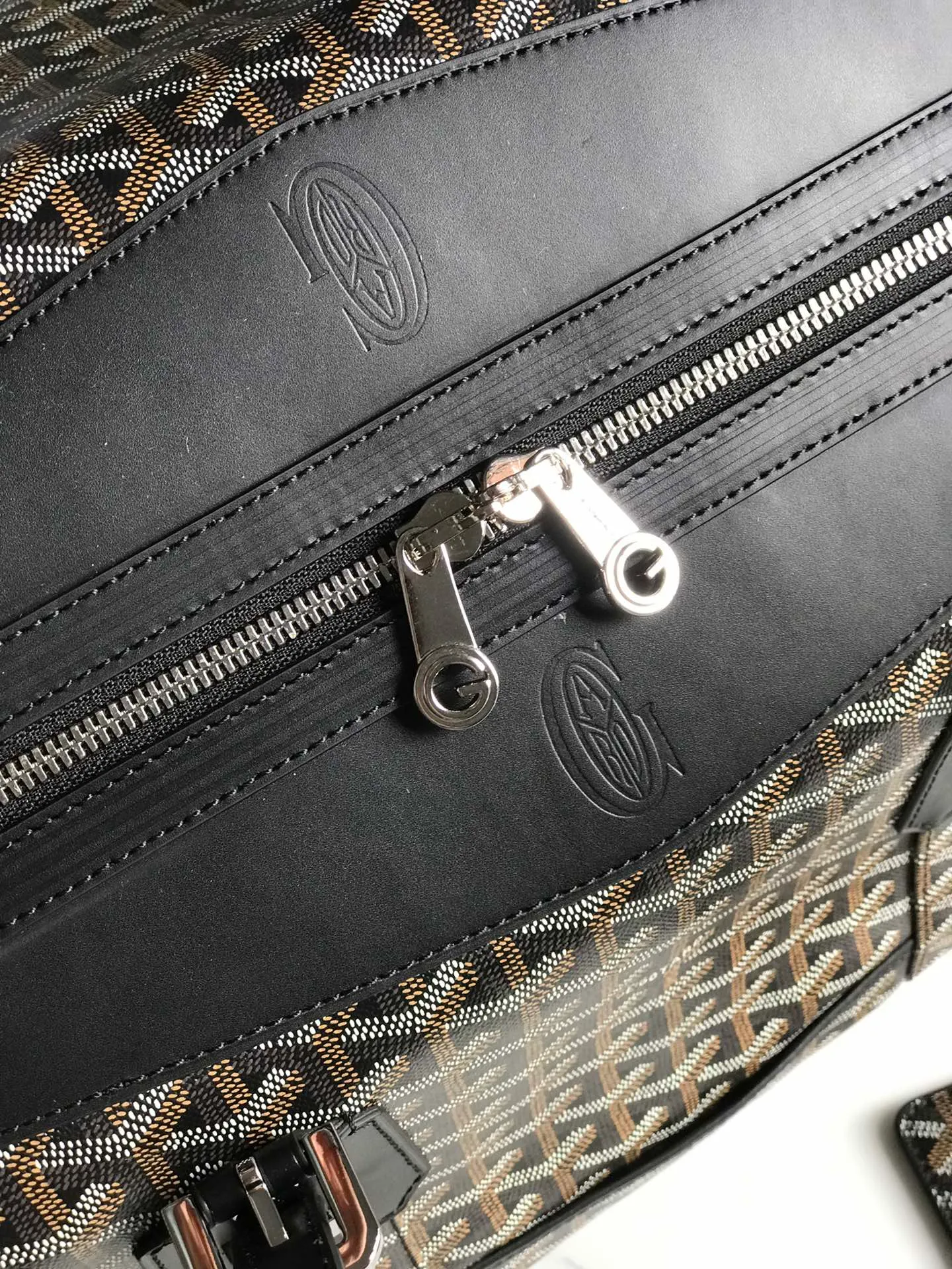 1250💝Boeing travel bag (length 55cm) is very suitable for friends who carry many items. It can be used in the cabin or as a luggage bag. The extra large capacity can hold all kinds of winter clothes, shoes, cosmetic bags... The handles made of first-layer cowhide ensure comfort when carrying, and the length is adjustable. Opening the side wings on both sides of the opening can increase the capacity. (Delivery tag) Size: 55cm x 32cm x 22cm 🔎020156