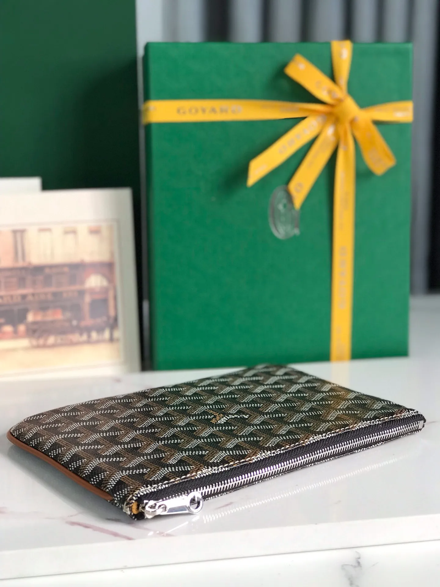 250❤️G0YARD (Goya) was founded in 1853 and has a history of more than 160 years. The fabric is woven with a mixture of linen, cotton and hemp fibers and then coated with smooth gum aldehyde. It is waterproof, strong and durable. It is highly favored by celebrities, royal families and nobles 👏🏻👏🏻 💍💍Vacuum electroplating hardware pull tag, inner mark leather tag car line outer ring pressing 㾗The effect can only be achieved by imported machines, update the latest practice of the counter. Small handbag size: 20*15cm 🔍020166