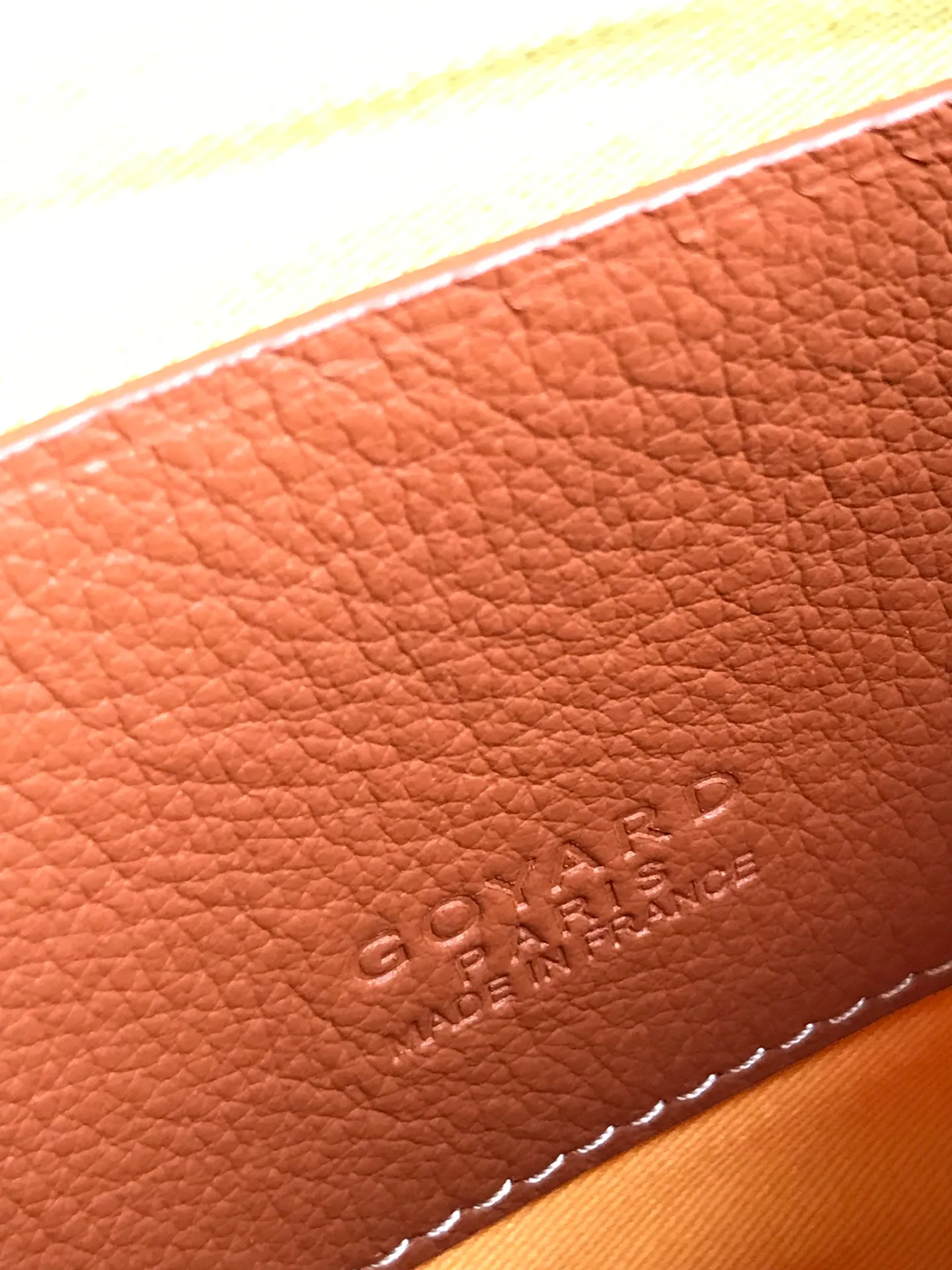 250❤️G0YARD (Goya) was founded in 1853 and has a history of more than 160 years. The fabric is woven with a mixture of linen, cotton and hemp fibers and then coated with smooth gum aldehyde. It is waterproof, strong and durable. It is highly favored by celebrities, royal families and nobles 👏🏻👏🏻 💍💍Vacuum electroplating hardware pull tag, inner mark leather tag car line outer ring pressing 㾗The effect can only be achieved by imported machines, update the latest practice of the counter. Small handbag size: 20*15cm 🔍020166