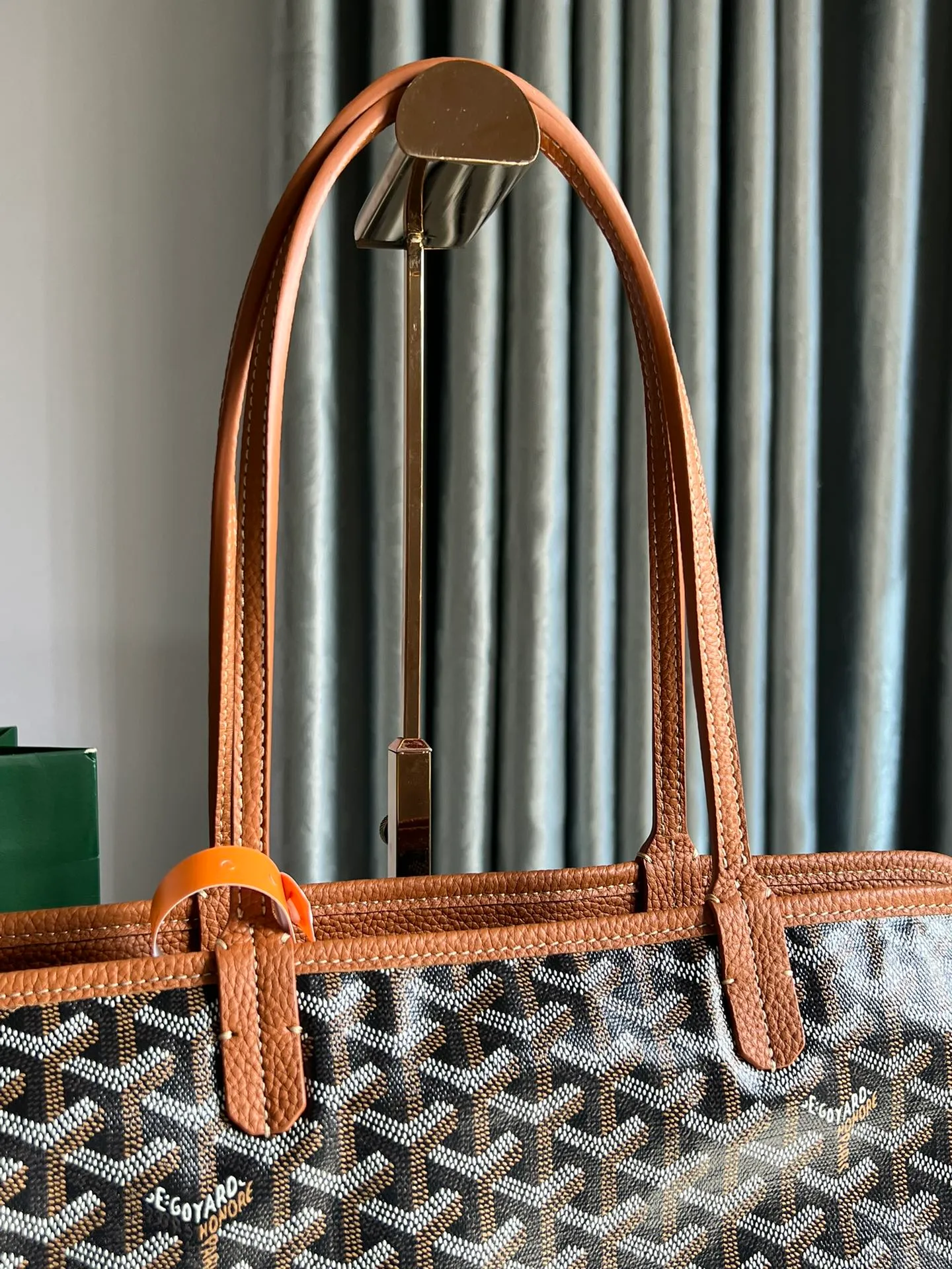 850 💝The Hardy small commuter bag is back. The Hardy bag has canceled the cat head design on one side of the old version and has been upgraded to become our daily portable commuter bag. It is full of French elegance and more ladylike. The zippered version is more secure and secretive, has large capacity and is lightweight. 🉑️It folds and comes with a small purse inside. The removable pad can keep the bottom shape even when computer files are put in. It is the best choice for commuting or mommy bags. Size: 40cm×17cm×31cm 020213