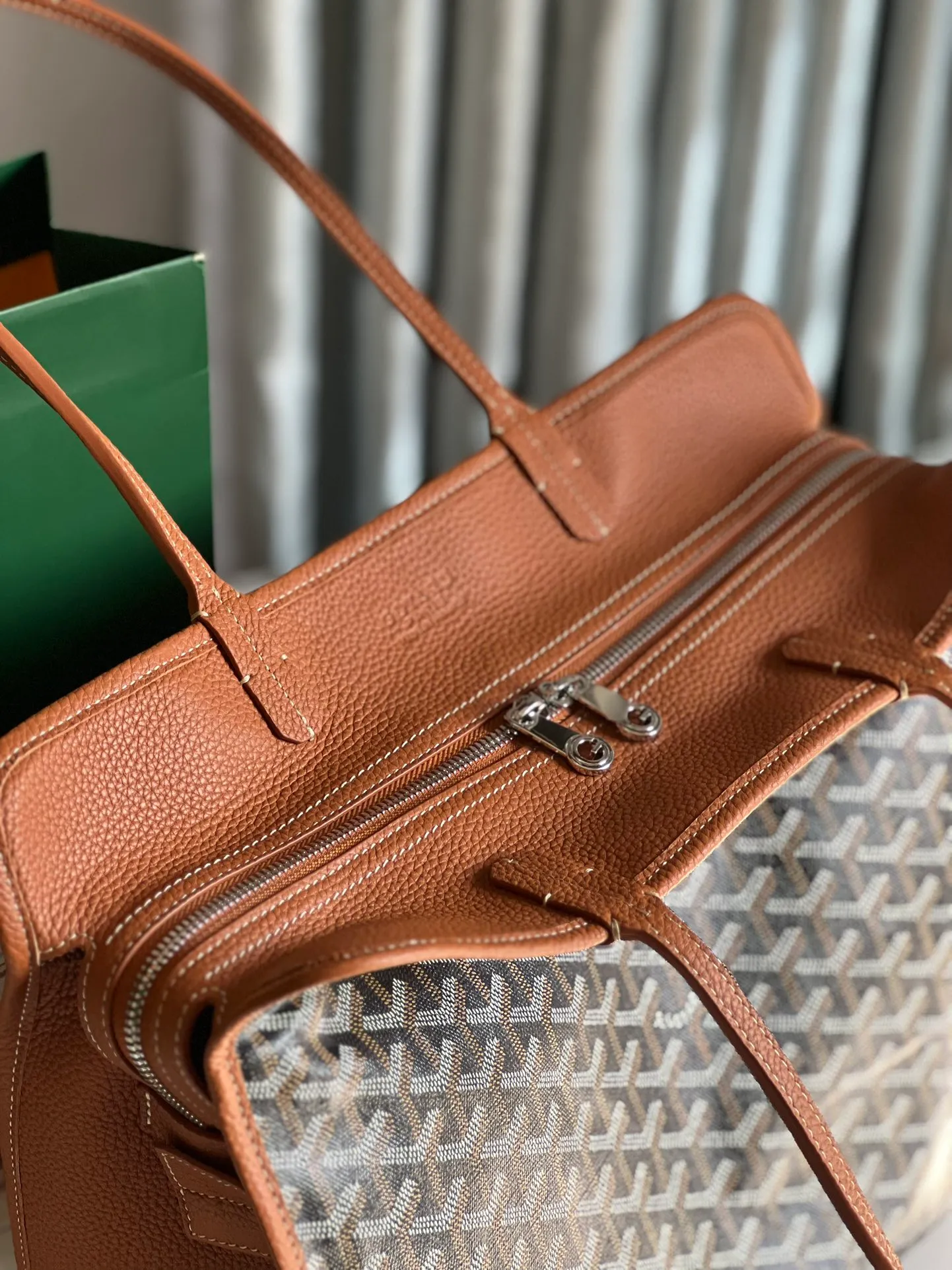 850 💝The Hardy small commuter bag is back. The Hardy bag has canceled the cat head design on one side of the old version and has been upgraded to become our daily portable commuter bag. It is full of French elegance and more ladylike. The zippered version is more secure and secretive, has large capacity and is lightweight. 🉑️It folds and comes with a small purse inside. The removable pad can keep the bottom shape even when computer files are put in. It is the best choice for commuting or mommy bags. Size: 40cm×17cm×31cm 020213