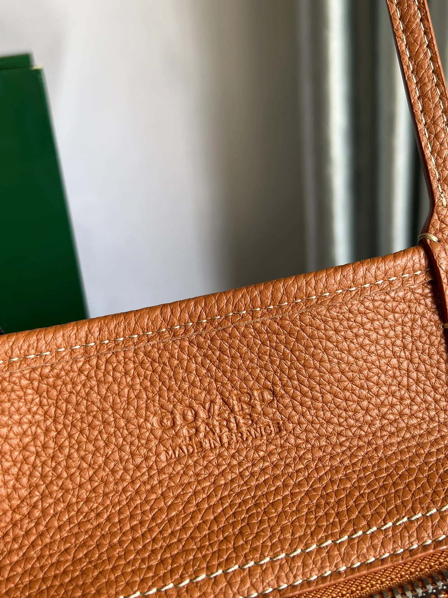 850 💝The Hardy small commuter bag is back. The Hardy bag has canceled the cat head design on one side of the old version and has been upgraded to become our daily portable commuter bag. It is full of French elegance and more ladylike. The zippered version is more secure and secretive, has large capacity and is lightweight. 🉑️It folds and comes with a small purse inside. The removable pad can keep the bottom shape even when computer files are put in. It is the best choice for commuting or mommy bags. Size: 40cm×17cm×31cm 020213
