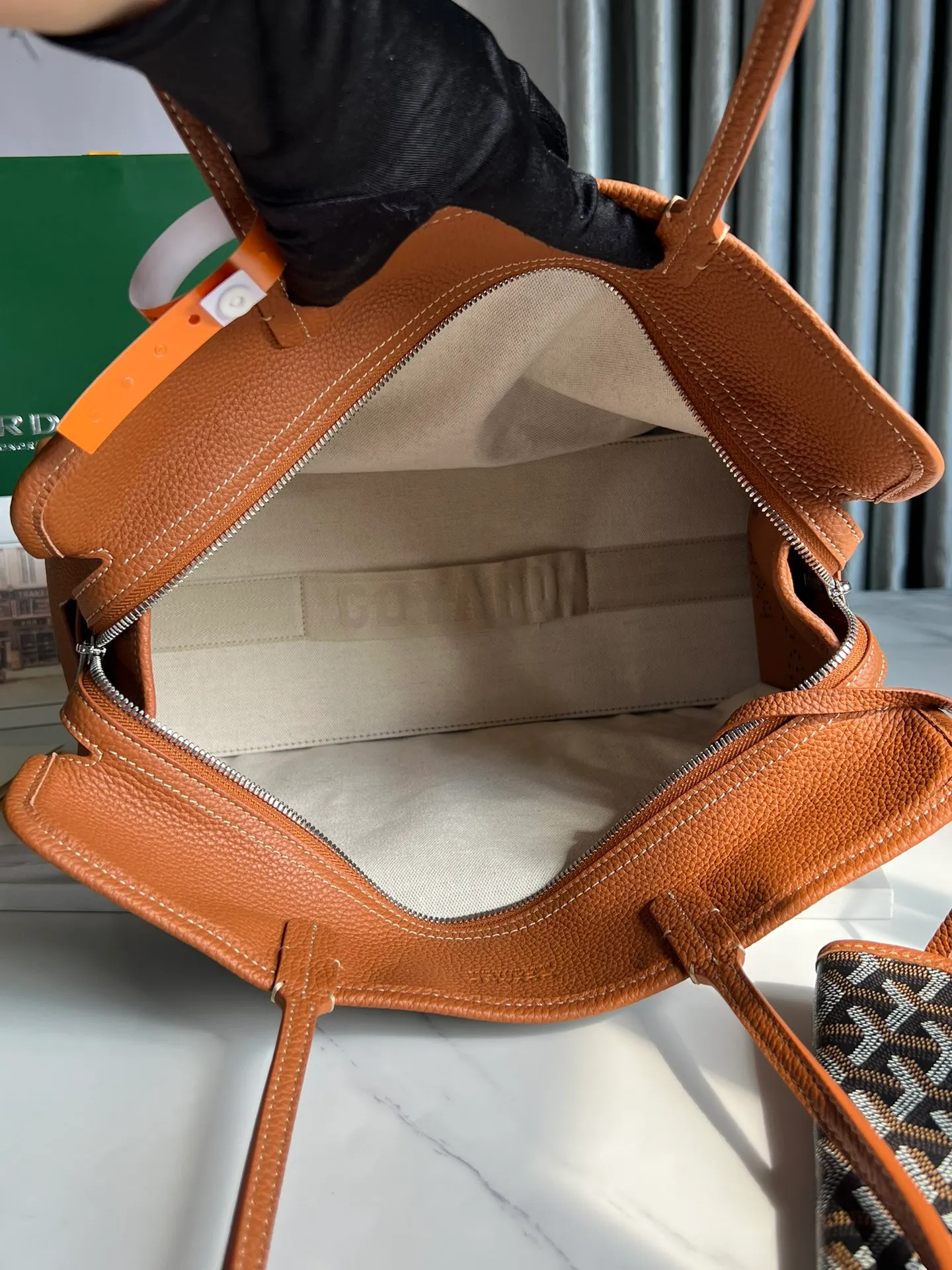 850 💝The Hardy small commuter bag is back. The Hardy bag has canceled the cat head design on one side of the old version and has been upgraded to become our daily portable commuter bag. It is full of French elegance and more ladylike. The zippered version is more secure and secretive, has large capacity and is lightweight. 🉑️It folds and comes with a small purse inside. The removable pad can keep the bottom shape even when computer files are put in. It is the best choice for commuting or mommy bags. Size: 40cm×17cm×31cm 020213