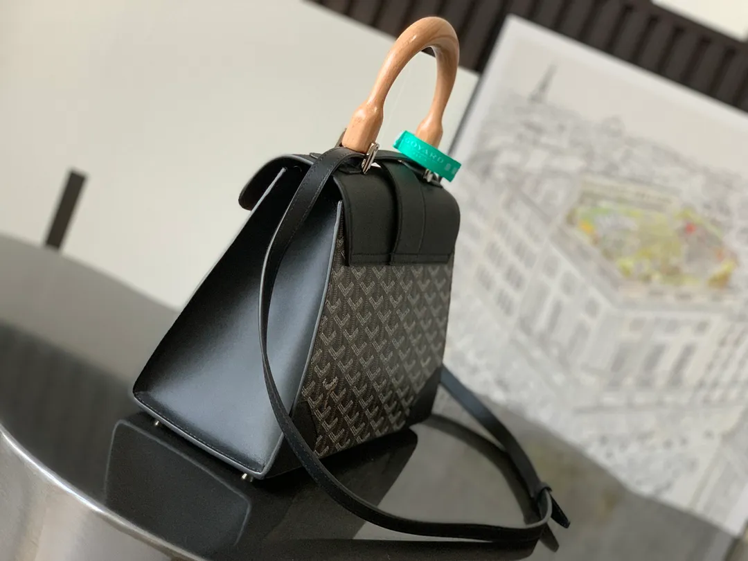 P1700 original. The Saïgon bag is one of the iconic items of the House of Goyard, embodying all the characteristic elements of the brand's box-making craftsmanship, such as wood, strips, leather corners and box-making nails. The Saigon Small Bag features a structured design and a removable shoulder strap for a chic and elegant look.  20 cm x 12 cm x 28 cm 🔎LAR 020186-Black
