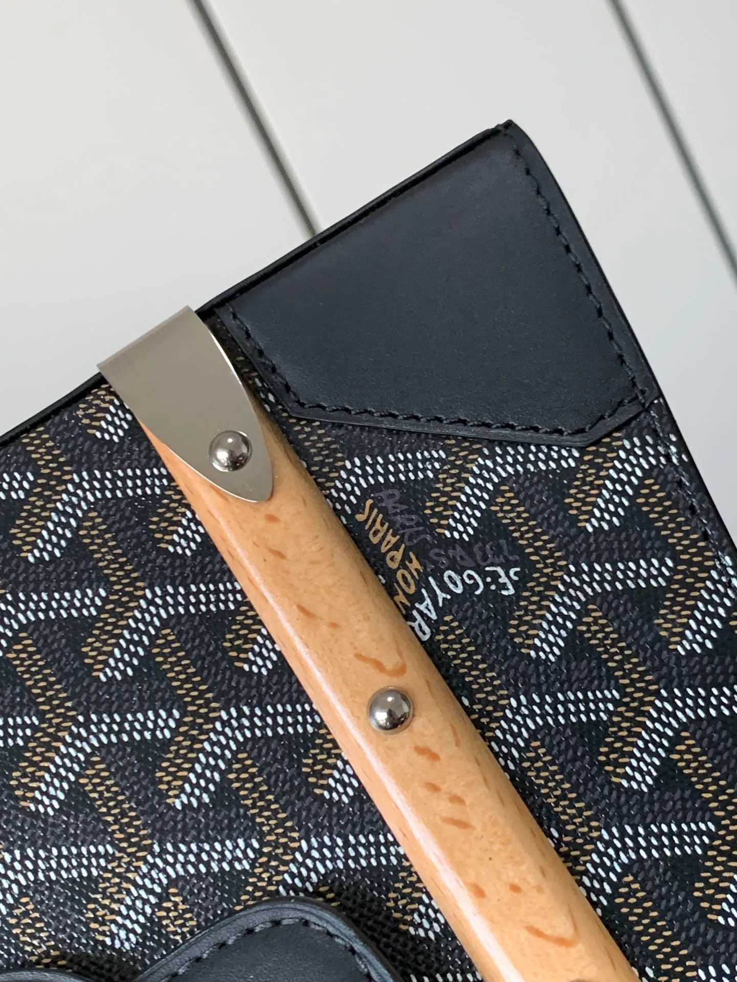 P1700 original. The Saïgon bag is one of the iconic items of the House of Goyard, embodying all the characteristic elements of the brand's box-making craftsmanship, such as wood, strips, leather corners and box-making nails. The Saigon Small Bag features a structured design and a removable shoulder strap for a chic and elegant look.  20 cm x 12 cm x 28 cm 🔎LAR 020186-Black