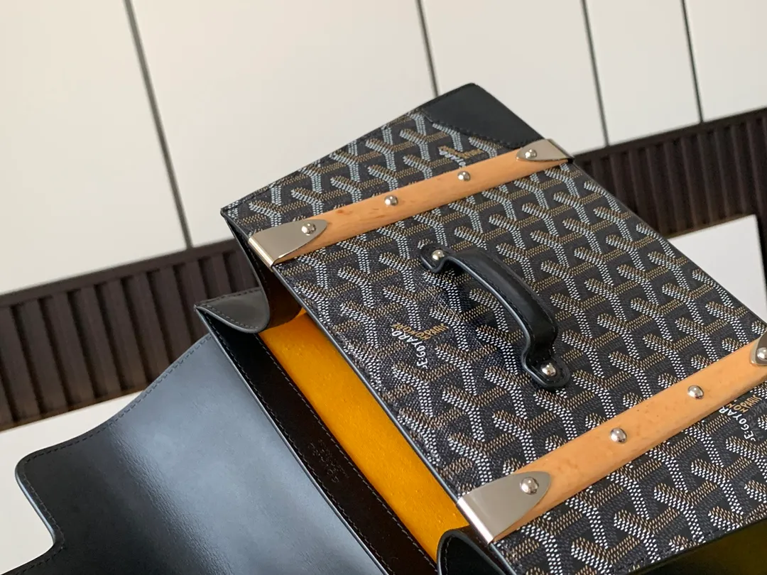 P1700 original. The Saïgon bag is one of the iconic items of the House of Goyard, embodying all the characteristic elements of the brand's box-making craftsmanship, such as wood, strips, leather corners and box-making nails. The Saigon Small Bag features a structured design and a removable shoulder strap for a chic and elegant look.  20 cm x 12 cm x 28 cm 🔎LAR 020186-Black