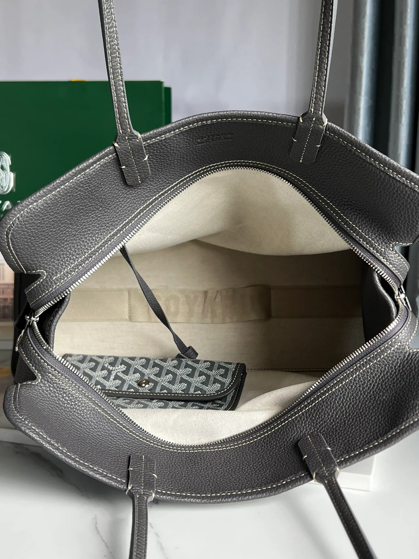 850 🆕Hardy small commuter bag is back. The Hardy bag has canceled the cat head design on one side of the old version and has been upgraded to become our daily portable commuter bag. It is full of French elegance and more ladylike. The zippered version is more secure and secretive, has large capacity and is lightweight. It folds and comes with a small purse inside. The removable pad can maintain the bottom shape even if computer files are placed. It is the best choice for commuting or mommy bags. Size: 40cm×17cm×31cm 020213