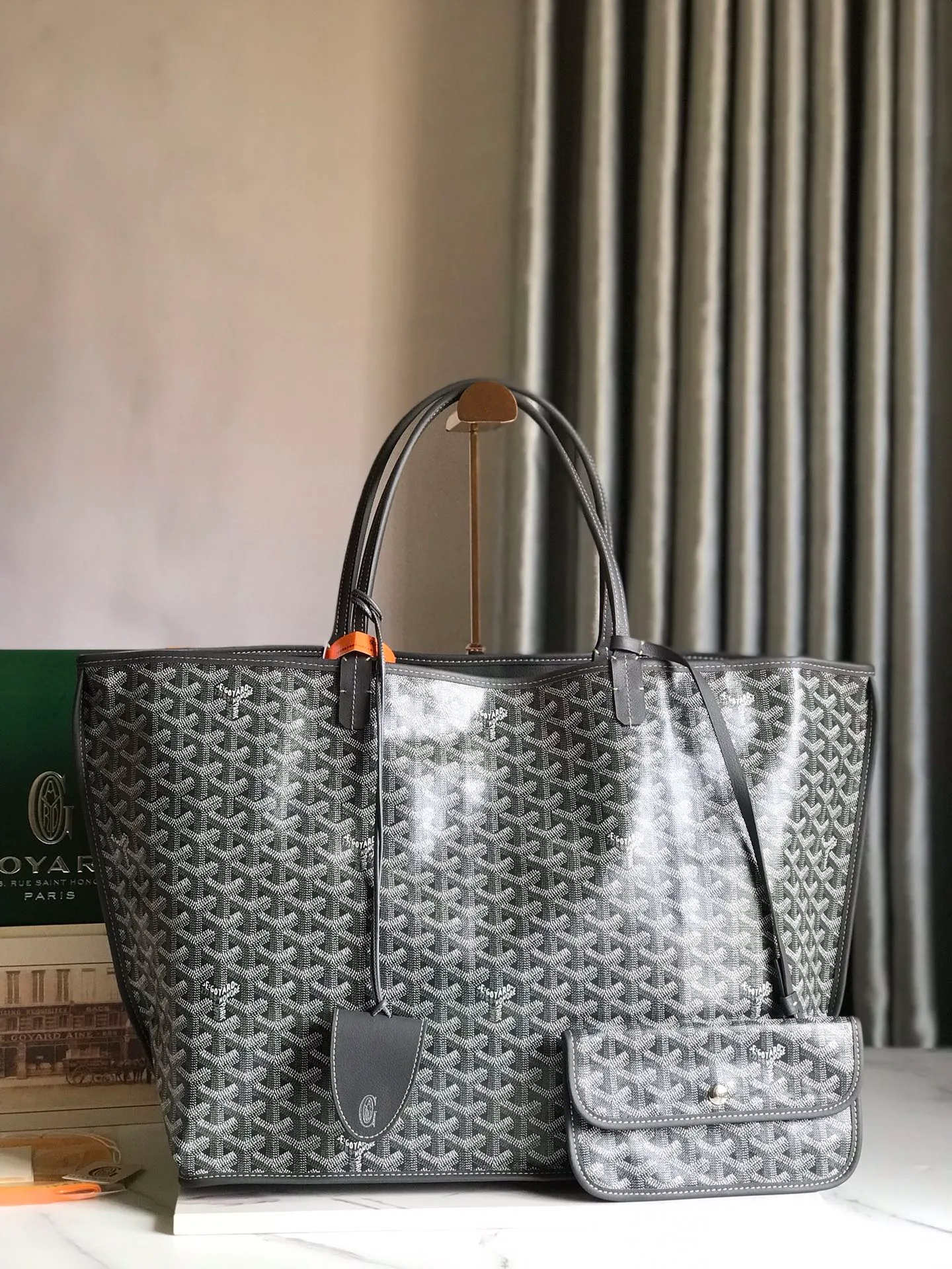 P1500 large size ❤️Reversible Anjou double-sided tote large size ❤️Made of imported matching top-layer calfskin🐂➕Customized Goyardine rain dew cotton and linen➕matching symmetrical pattern😘 Full of high-end sense, any color will look good on the upper body, versatile, unisex.👏 Extra large built-in space, delivery coin purse, upgraded delivery bag with sealing clip, classic 11 colors 🎨black, brown, gray, green, dark blue, light blue, orange, red, burgundy, white, yellow, etc. to choose from! Size: Bag mouth 57cm, bottom 39*height 32*bottom width 19cm 🔎020166