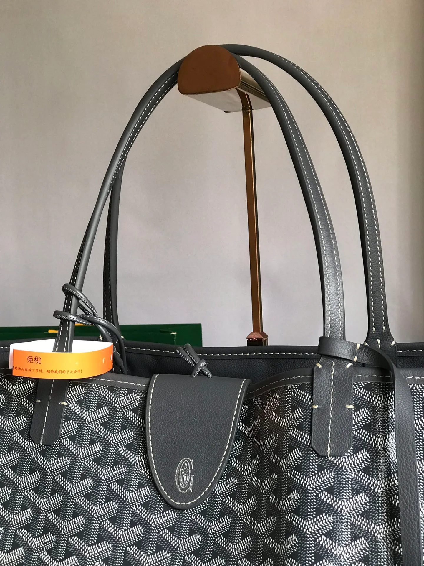 P1500 large size ❤️Reversible Anjou double-sided tote large size ❤️Made of imported matching top-layer calfskin🐂➕Customized Goyardine rain dew cotton and linen➕matching symmetrical pattern😘 Full of high-end sense, any color will look good on the upper body, versatile, unisex.👏 Extra large built-in space, delivery coin purse, upgraded delivery bag with sealing clip, classic 11 colors 🎨black, brown, gray, green, dark blue, light blue, orange, red, burgundy, white, yellow, etc. to choose from! Size: Bag mouth 57cm, bottom 39*height 32*bottom width 19cm 🔎020166