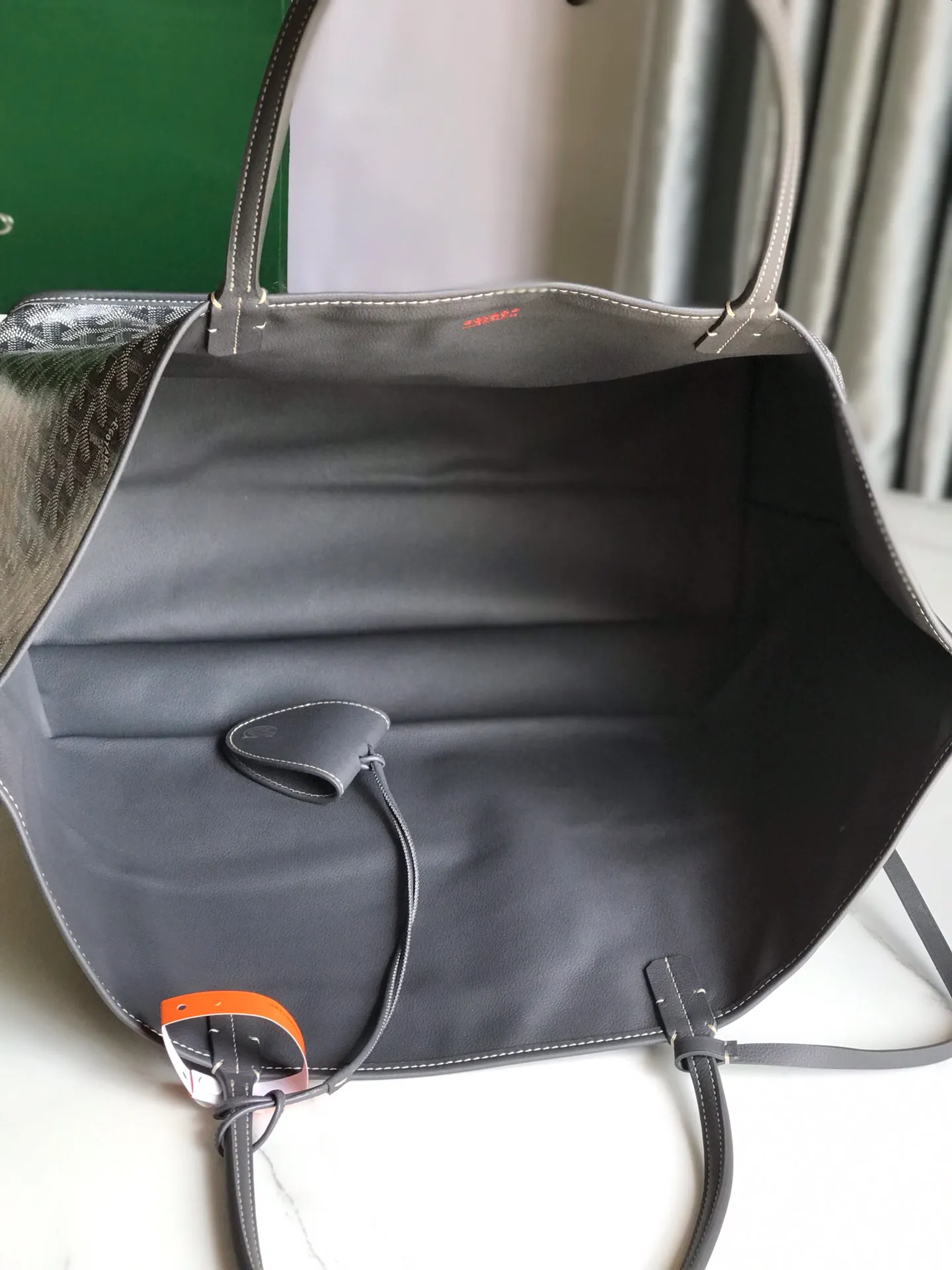 P1500 large size ❤️Reversible Anjou double-sided tote large size ❤️Made of imported matching top-layer calfskin🐂➕Customized Goyardine rain dew cotton and linen➕matching symmetrical pattern😘 Full of high-end sense, any color will look good on the upper body, versatile, unisex.👏 Extra large built-in space, delivery coin purse, upgraded delivery bag with sealing clip, classic 11 colors 🎨black, brown, gray, green, dark blue, light blue, orange, red, burgundy, white, yellow, etc. to choose from! Size: Bag mouth 57cm, bottom 39*height 32*bottom width 19cm 🔎020166