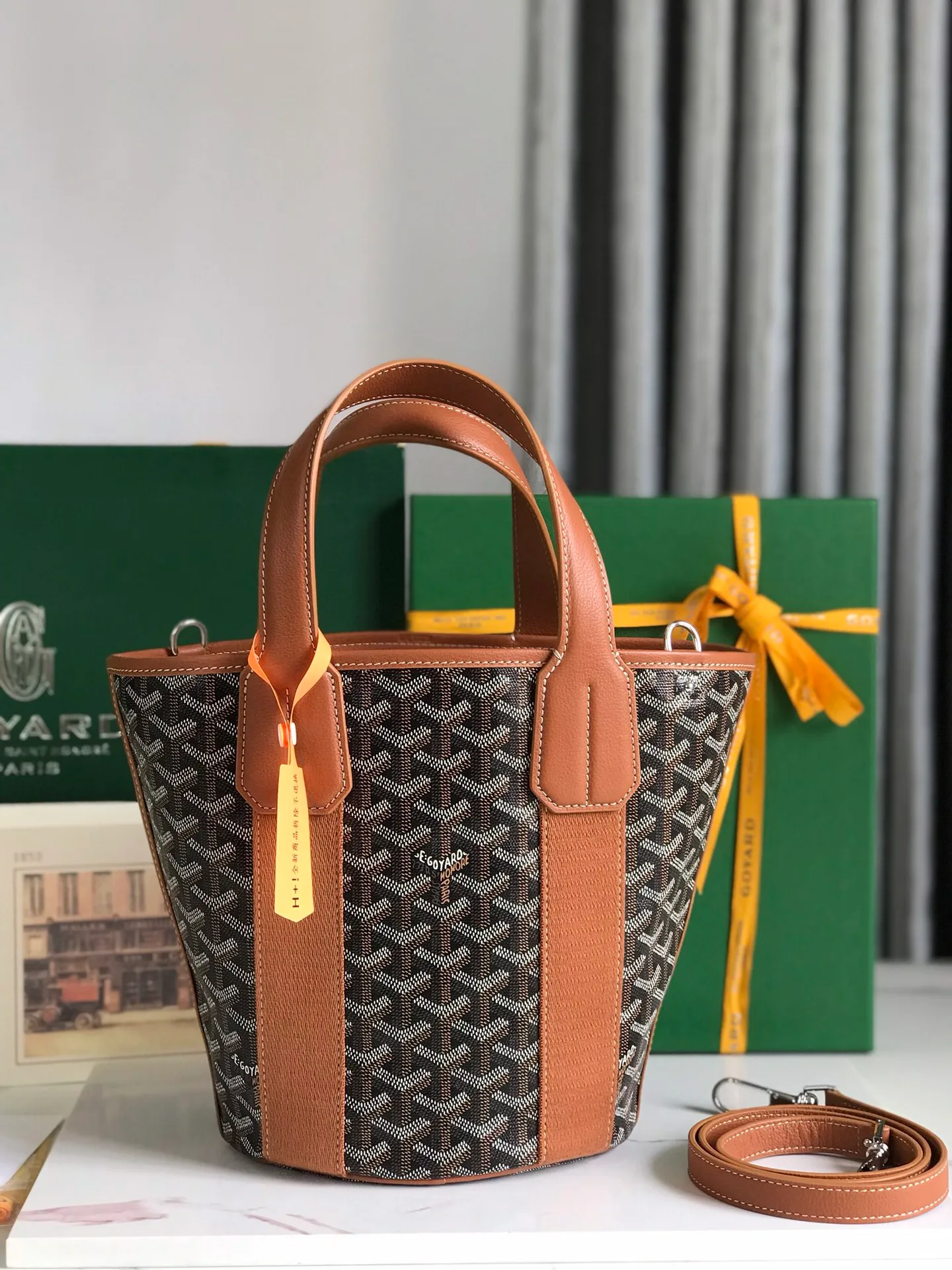 670💝BELHARRA small bag is the perfect companion for vacations in the sun. Its iconic bucket shape and large opening design can easily accommodate daily necessities. Whether on the beach or on the city road, this special edition bag can be easily carried in hand or on the shoulder. The calfskin leather shoulder strap is detachable. 11 classic colors are combined with two different hearts. The small love style makes the bag more unique and playful. The ribbon love style makes the bag more novel, soft and smart. Size: 18*14 (bottom width) *24 (height) 🔎120230