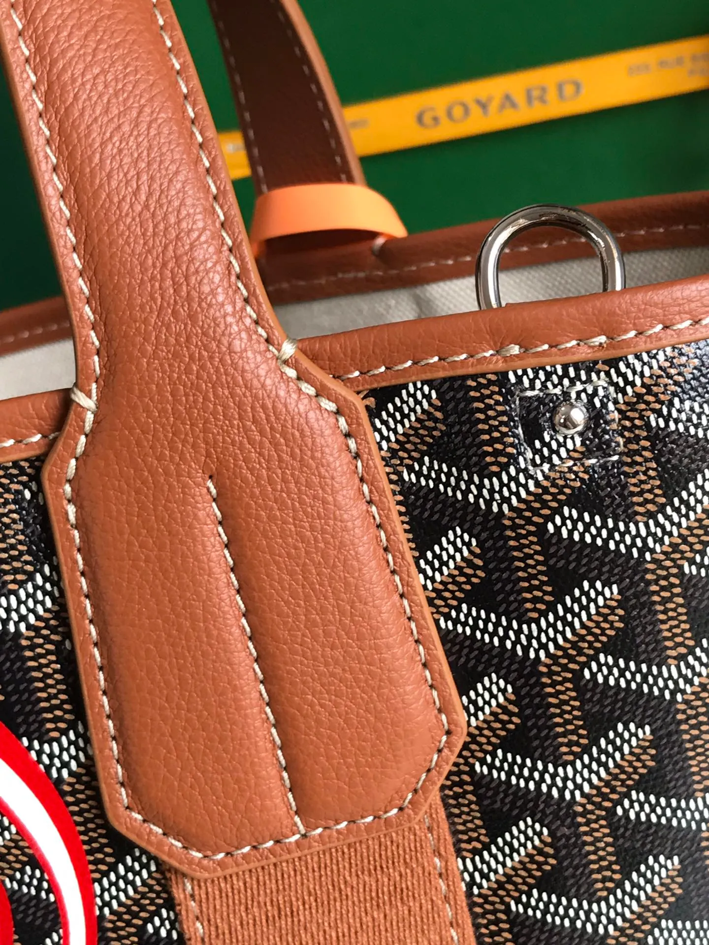 670💝BELHARRA small bag is the perfect companion for vacations in the sun. Its iconic bucket shape and large opening design can easily accommodate daily necessities. Whether on the beach or on the city road, this special edition bag can be easily carried in hand or on the shoulder. The calfskin leather shoulder strap is detachable. 11 classic colors are combined with two different hearts. The small love style makes the bag more unique and playful. The ribbon love style makes the bag more novel, soft and smart. Size: 18*14 (bottom width) *24 (height) 🔎120230