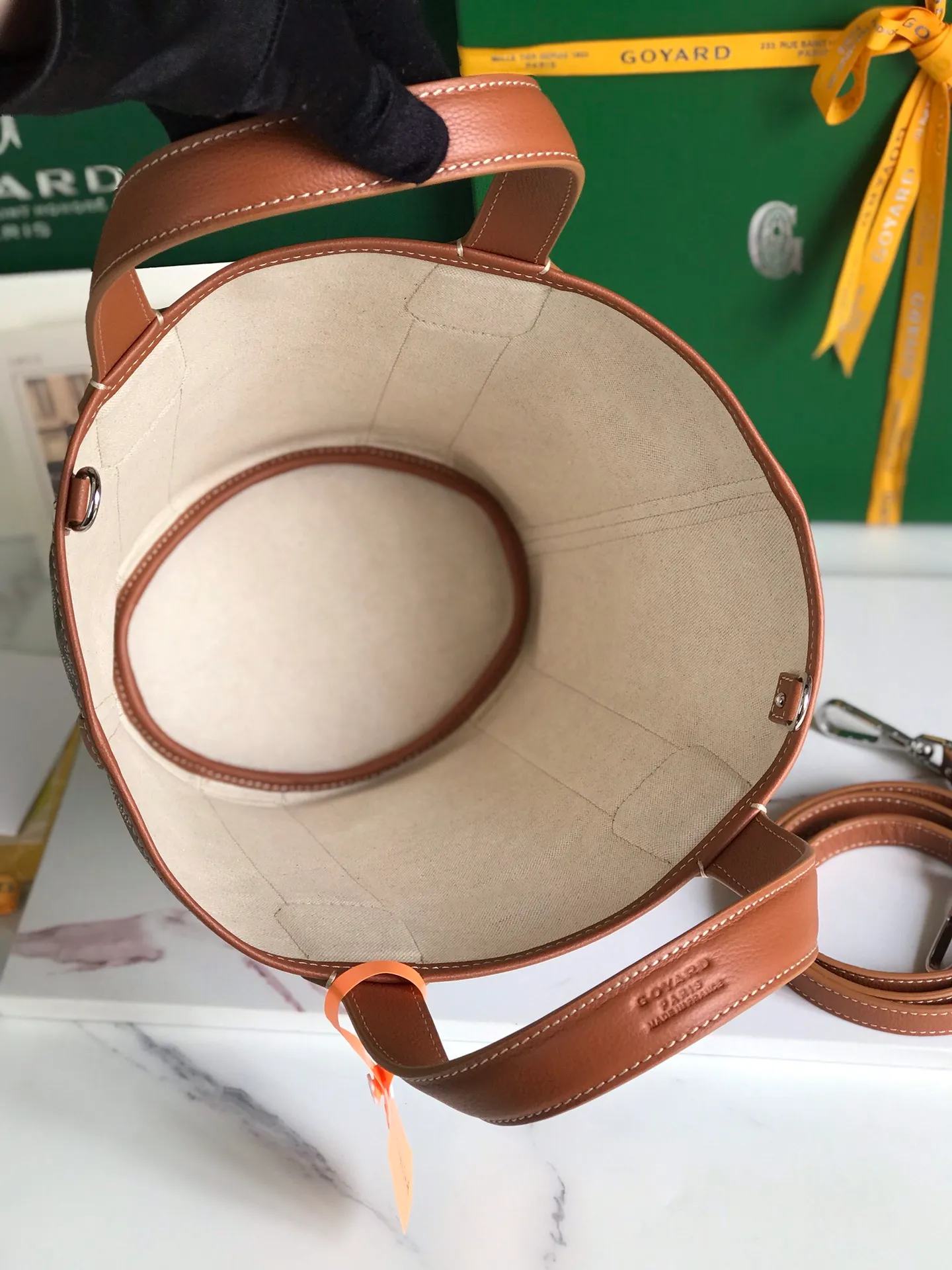 670💝BELHARRA small bag is the perfect companion for vacations in the sun. Its iconic bucket shape and large opening design can easily accommodate daily necessities. Whether on the beach or on the city road, this special edition bag can be easily carried in hand or on the shoulder. The calfskin leather shoulder strap is detachable. 11 classic colors are combined with two different hearts. The small love style makes the bag more unique and playful. The ribbon love style makes the bag more novel, soft and smart. Size: 18*14 (bottom width) *24 (height) 🔎120230