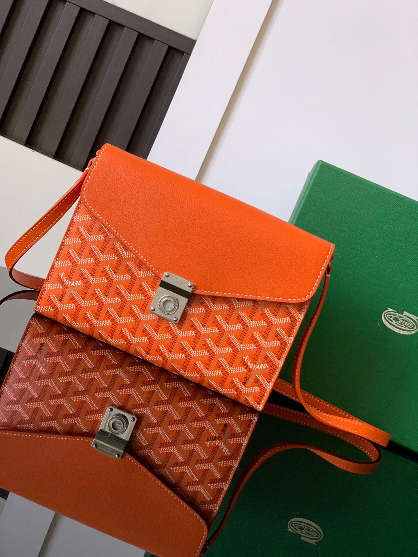 The design of the P1260 Chypre crossbody bag has the characteristics of a wallet and the concept of a handbag, which is both clever and practical. The bag has 6 card slots and a detachable and adjustable leather shoulder strap that can be worn on the shoulder, cross-body or hand-carried.  21 cm x 4 cm x 16 cm 🔎8063-Orange