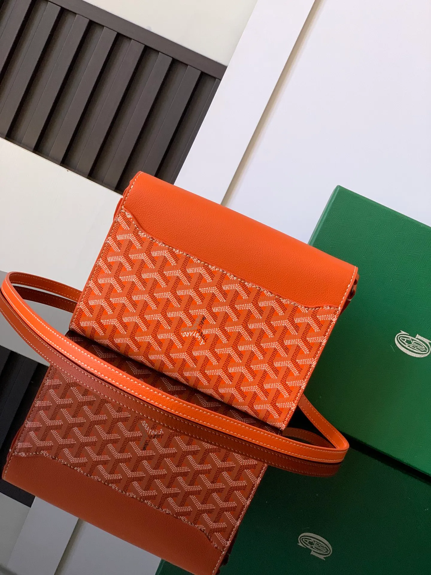 The design of the P1260 Chypre crossbody bag has the characteristics of a wallet and the concept of a handbag, which is both clever and practical. The bag has 6 card slots and a detachable and adjustable leather shoulder strap that can be worn on the shoulder, cross-body or hand-carried.  21 cm x 4 cm x 16 cm 🔎8063-Orange