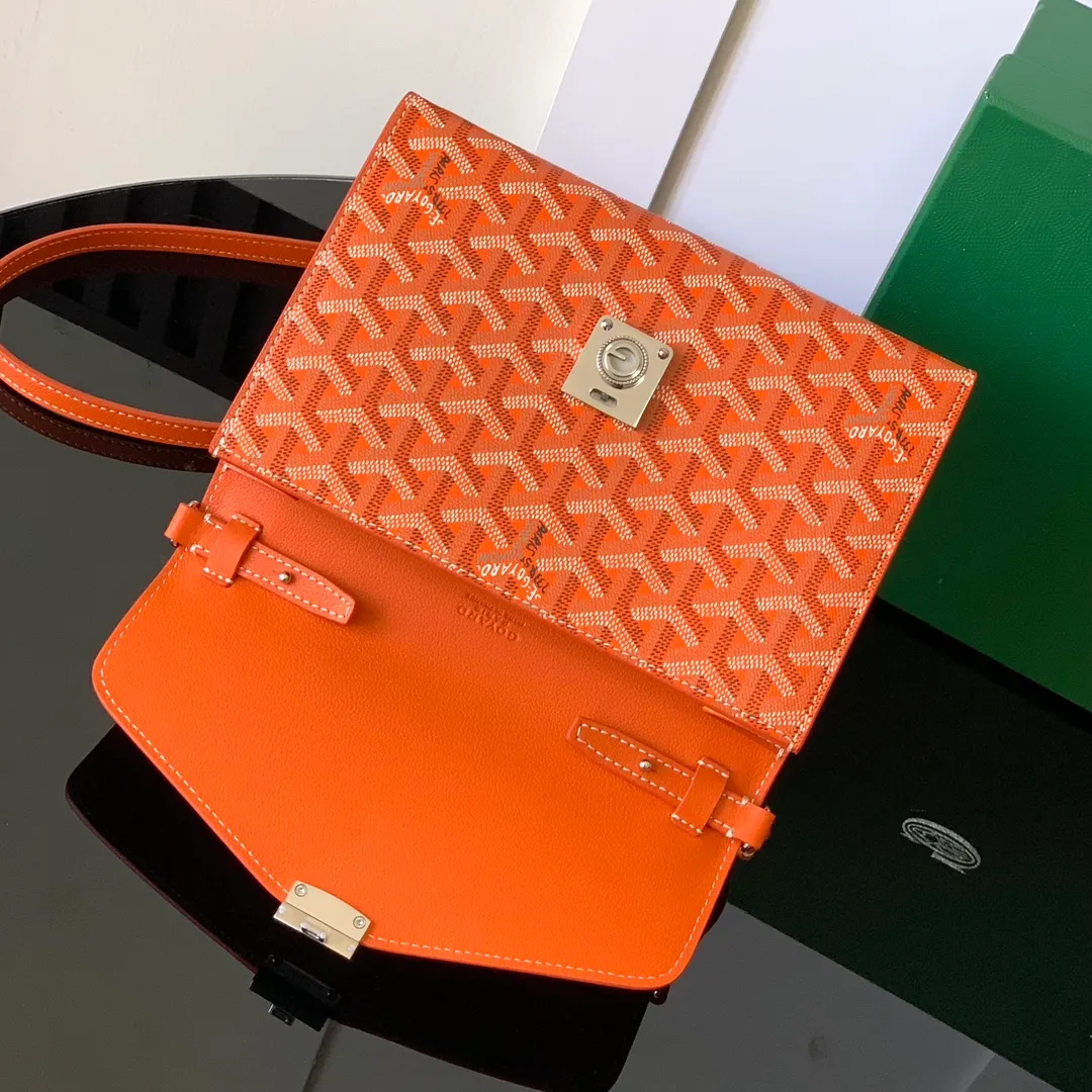 The design of the P1260 Chypre crossbody bag has the characteristics of a wallet and the concept of a handbag, which is both clever and practical. The bag has 6 card slots and a detachable and adjustable leather shoulder strap that can be worn on the shoulder, cross-body or hand-carried.  21 cm x 4 cm x 16 cm 🔎8063-Orange