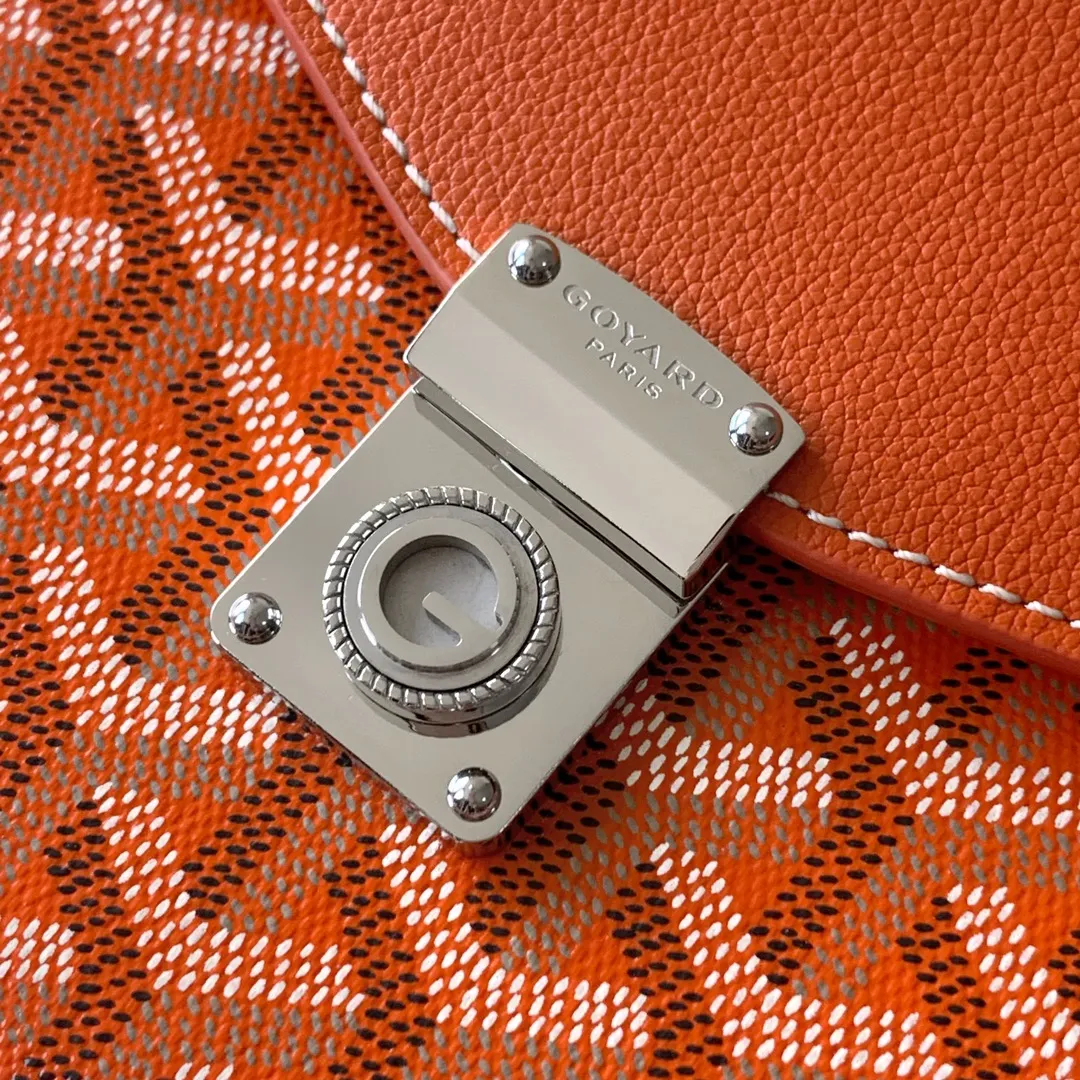 The design of the P1260 Chypre crossbody bag has the characteristics of a wallet and the concept of a handbag, which is both clever and practical. The bag has 6 card slots and a detachable and adjustable leather shoulder strap that can be worn on the shoulder, cross-body or hand-carried.  21 cm x 4 cm x 16 cm 🔎8063-Orange