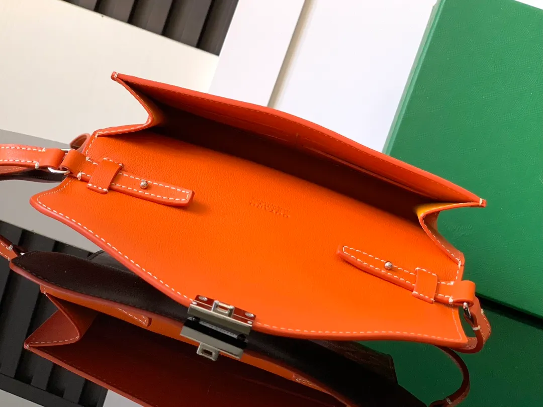 The design of the P1260 Chypre crossbody bag has the characteristics of a wallet and the concept of a handbag, which is both clever and practical. The bag has 6 card slots and a detachable and adjustable leather shoulder strap that can be worn on the shoulder, cross-body or hand-carried.  21 cm x 4 cm x 16 cm 🔎8063-Orange